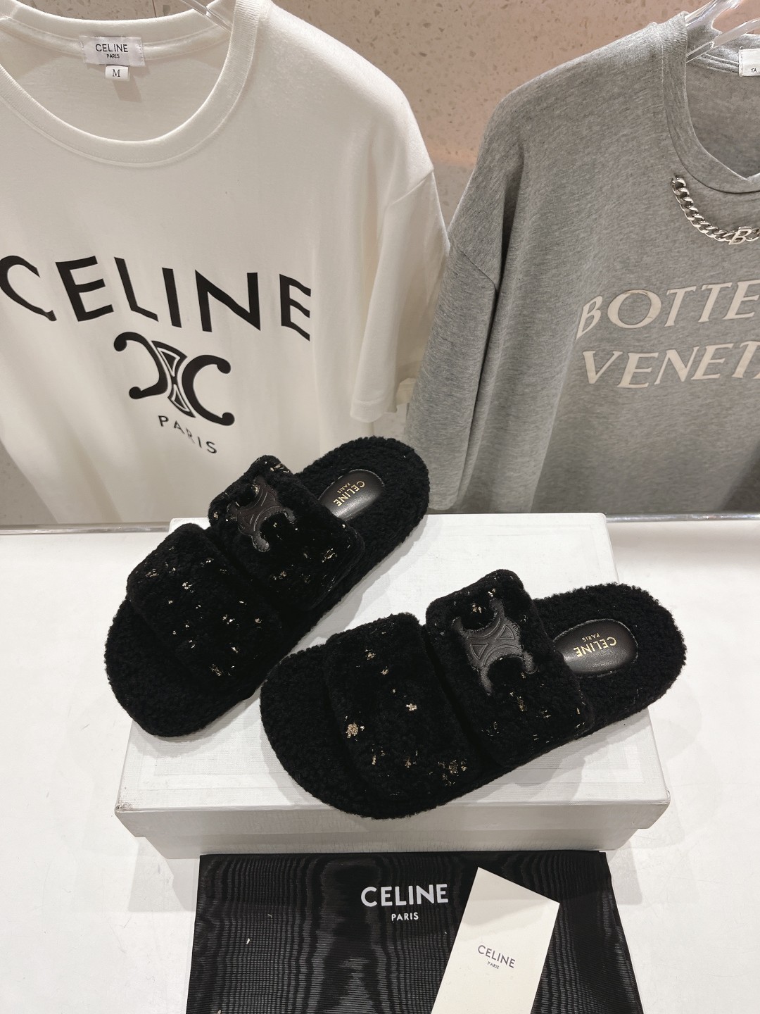 市场高版本 Celine/塞琳 2025ss新款居家保暖羊毛拖鞋🐏🐏这一季的赛琳又让我重新爱了它一次！这