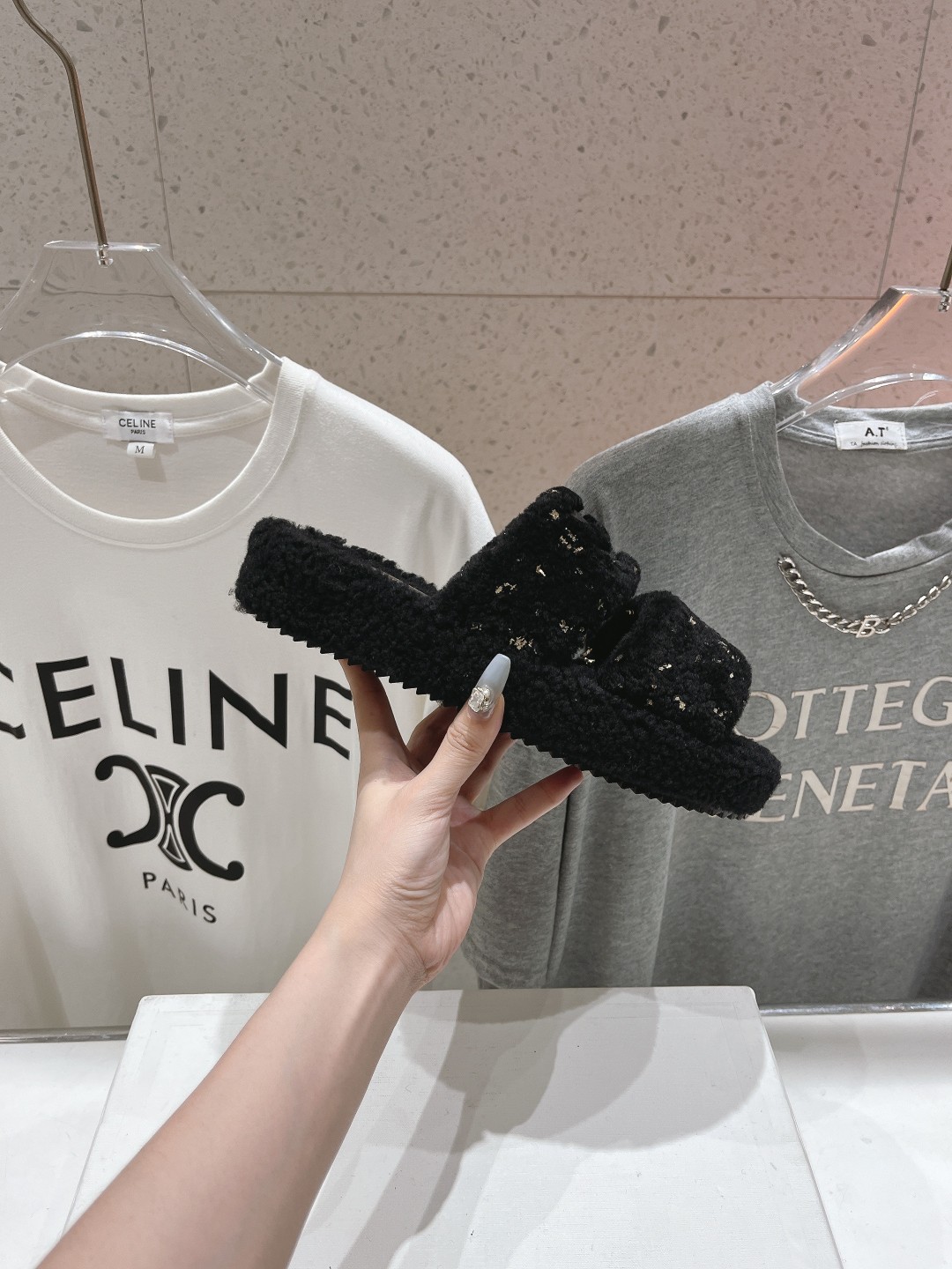 市场高版本 Celine/塞琳 2025ss新款居家保暖羊毛拖鞋🐏🐏这一季的赛琳又让我重新爱了它一次！这