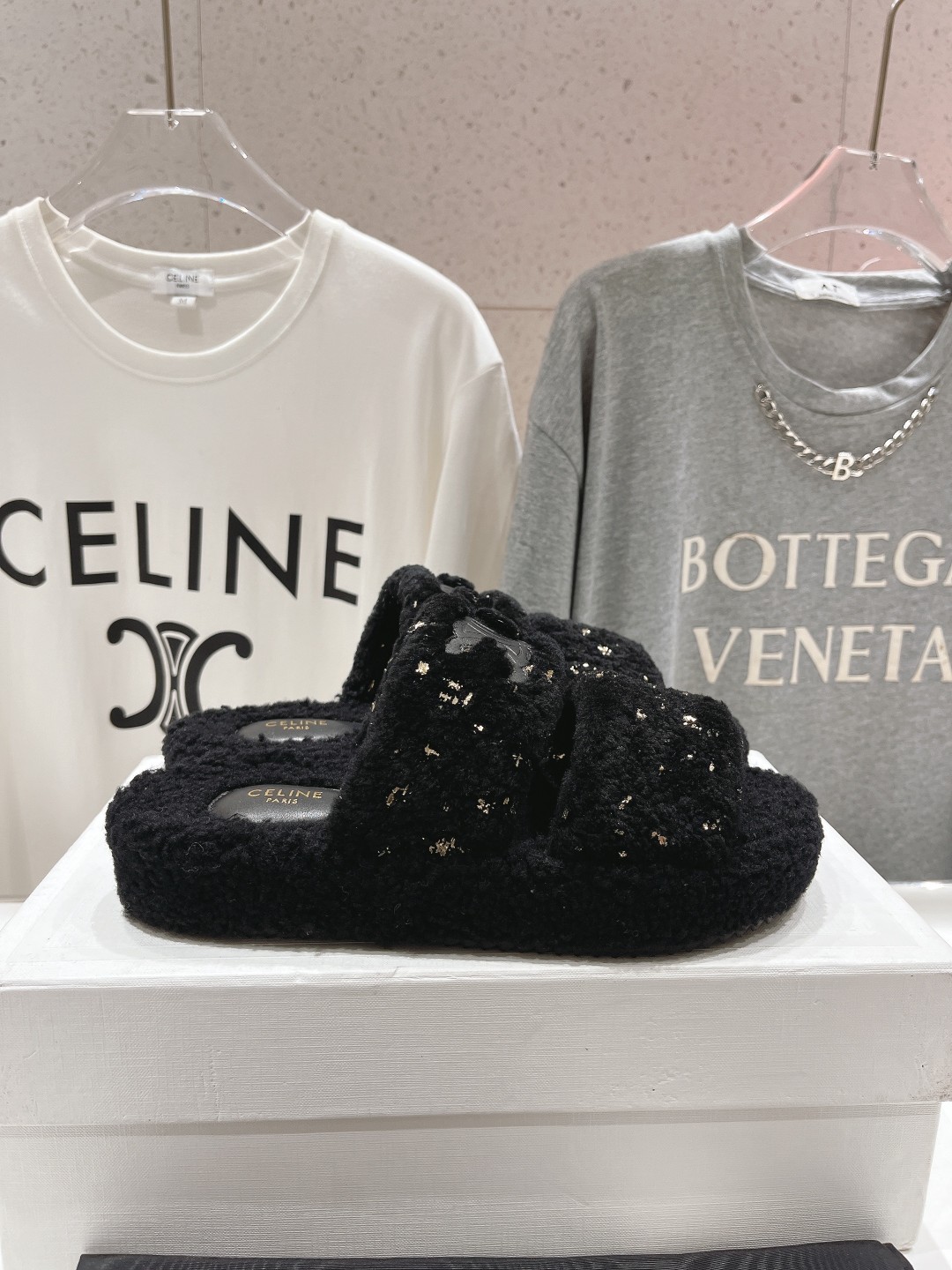 市场高版本 Celine/塞琳 2025ss新款居家保暖羊毛拖鞋🐏🐏这一季的赛琳又让我重新爱了它一次！这