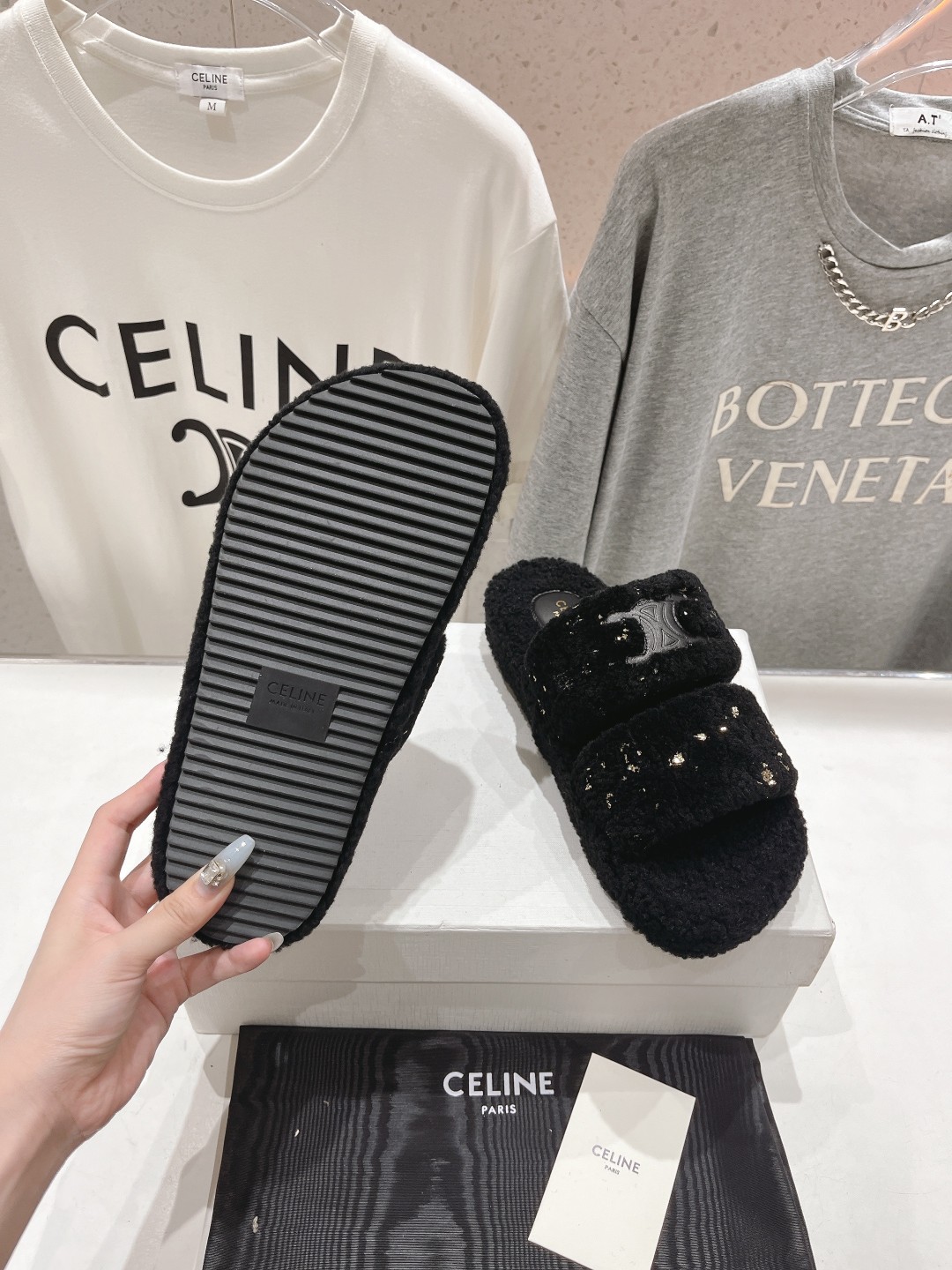 市场高版本 Celine/塞琳 2025ss新款居家保暖羊毛拖鞋🐏🐏这一季的赛琳又让我重新爱了它一次！这