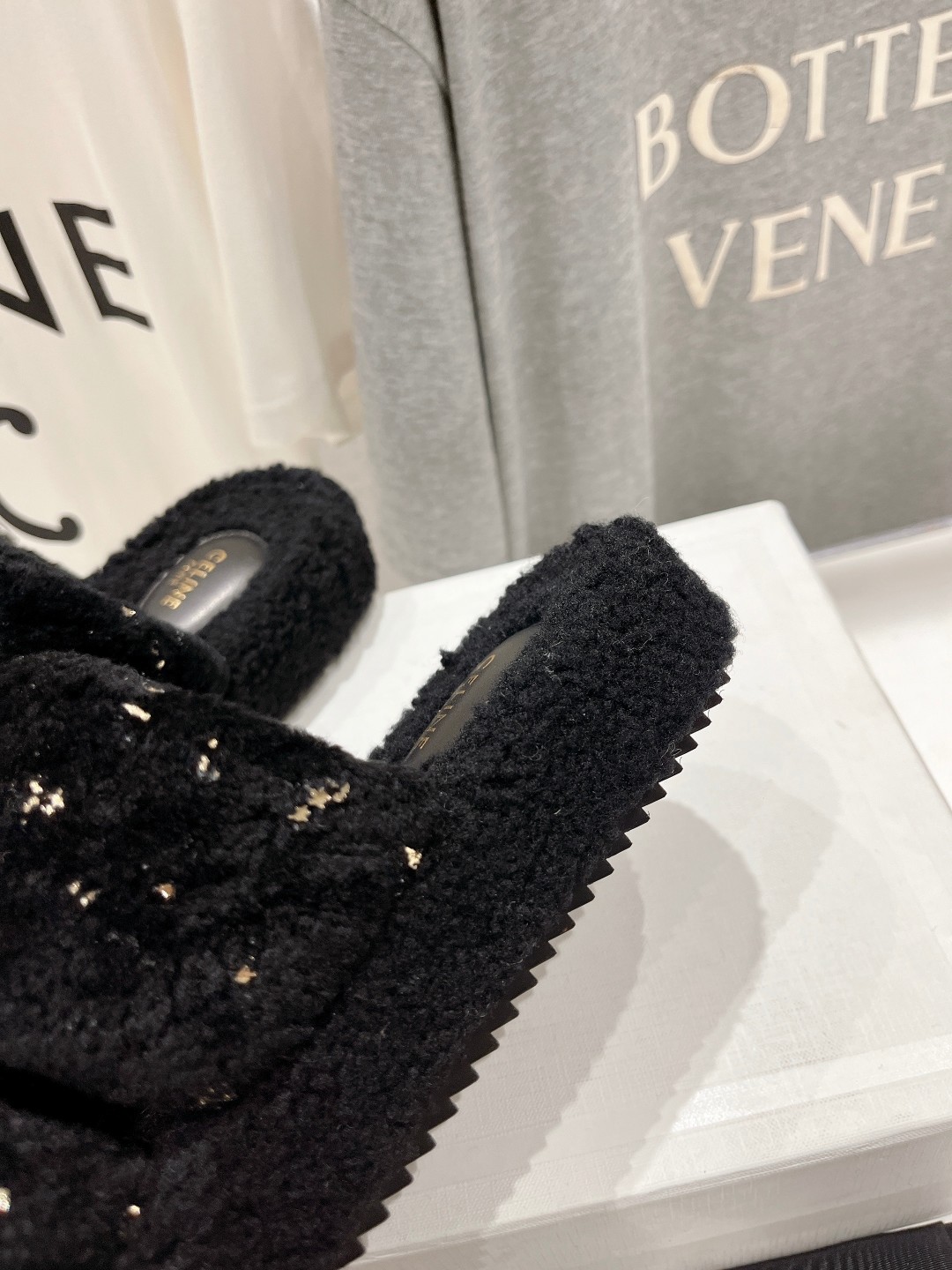 市场高版本 Celine/塞琳 2025ss新款居家保暖羊毛拖鞋🐏🐏这一季的赛琳又让我重新爱了它一次！这