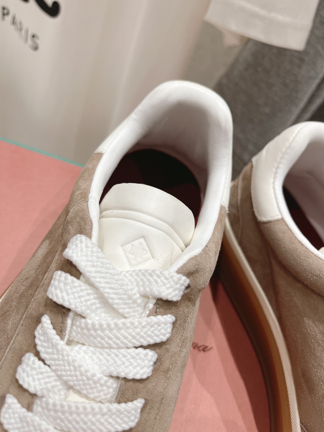 高版本出厂  情侣款
  Lss新品发售Loro Piana(官网同款) 经典系带休闲鞋 
简约时尚，鞋