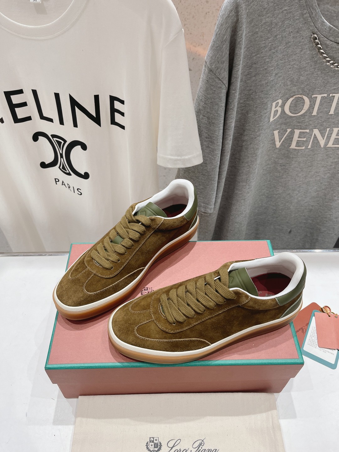 高版本出厂  情侣款
  Lss新品发售Loro Piana(官网同款) 经典系带休闲鞋 
简约时尚，鞋