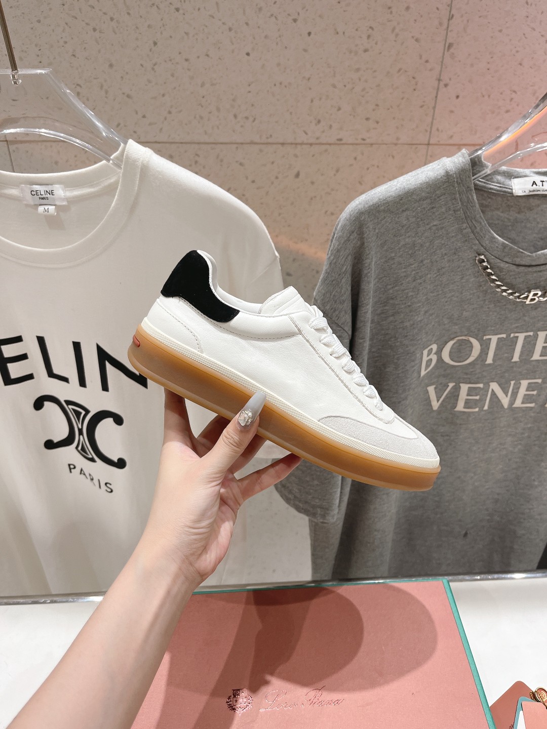 高版本出厂  情侣款
  Lss新品发售Loro Piana(官网同款) 经典系带休闲鞋 
简约时尚，鞋