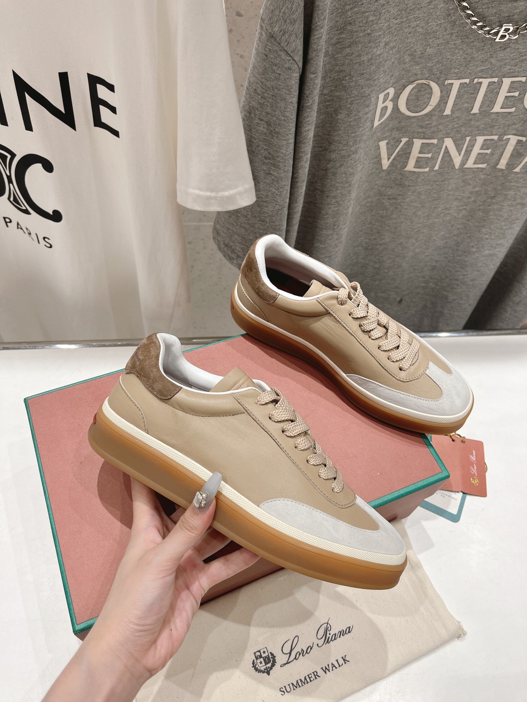 高版本出厂  情侣款
  Lss新品发售Loro Piana(官网同款) 经典系带休闲鞋 
简约时尚，鞋