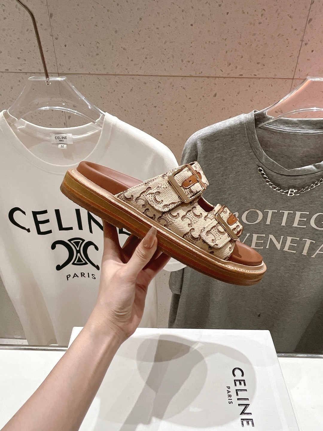 NO:245443,Celine's new spring and summer Birken half-support sandals are full of high-end feel. Silin Internet celebrity ins grass planting artifact, very retro style, full of aura, very novel design style, high-end and very comfortable. The original one-to-one customization, the double-buckle Celine logo highlights the brand's charm, the ox reverse fleece fabric is super soft and comfortable, imported jacquard denim fabric, inner mixed-bred sheepskin inner lining, outsole genuine leather edge strip   wear-resistant velvet   non-slip rubber outsole Size 35-41#, slippers, celine, slippers, sheepskin19860909Celine塞琳春夏新款勃肯半托凉拖鞋高级感十足 思琳网红ins种草神器、非常复古风、气场十足单品、设计风格非常新颖、高档且非常舒适.原版一比一定制 双扣的Celine标志彰显品牌魅力,牛反绒面料超级柔软舒适度很好 面料进口提花牛仔面料 内里混种羊皮内里 大底真皮沿条 耐磨绒 防滑橡胶大底 码数35-41#,拖鞋,celine,slippers,sheepskin,Women's Shoes