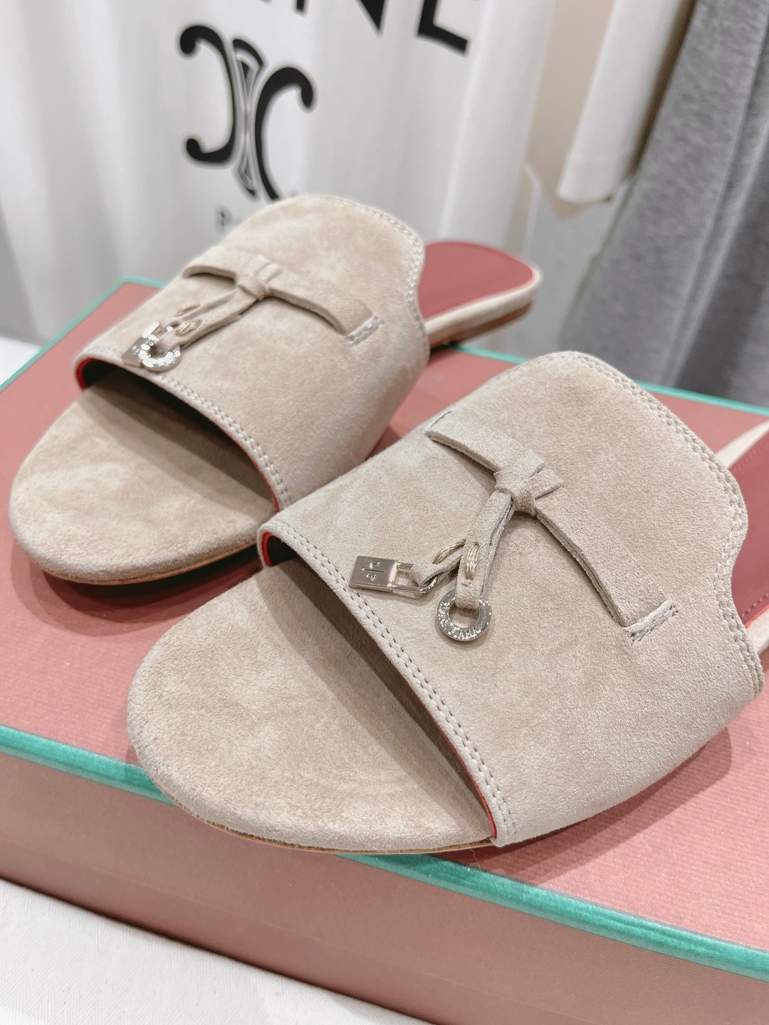 高版本出厂
Loro Piana* LP||诺悠翩雅2025ss春夏新款拖鞋‼️
【市场顶级品质】
𝐋𝐩