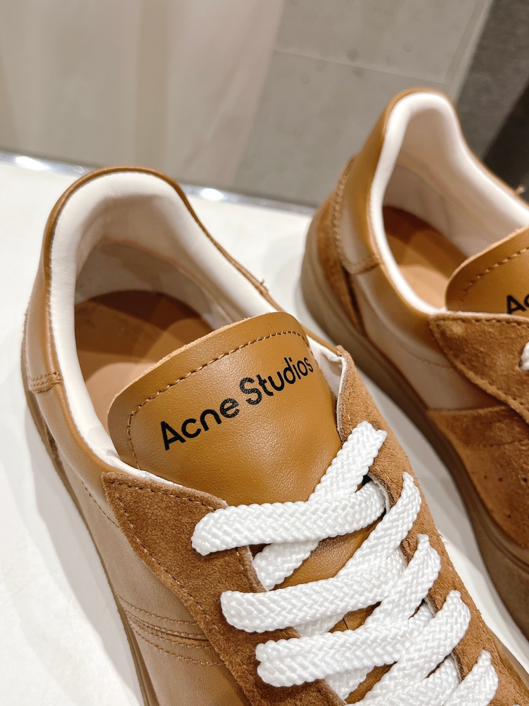 Acne Studios: High-End Version at $700 with Unique Designs and Premium Materials - 图片 6