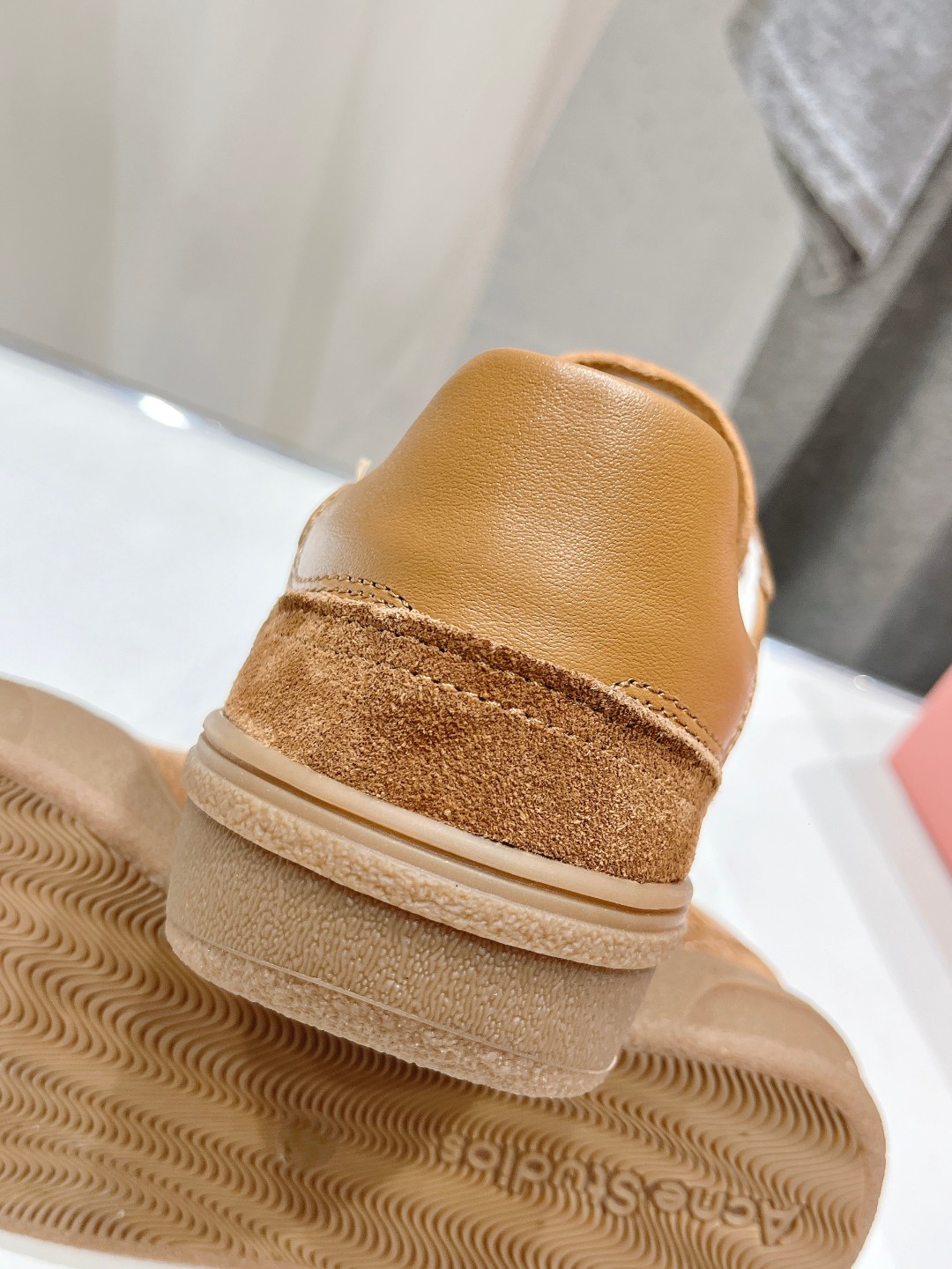 Acne Studios: High-End Version at $700 with Unique Designs and Premium Materials - 图片 8