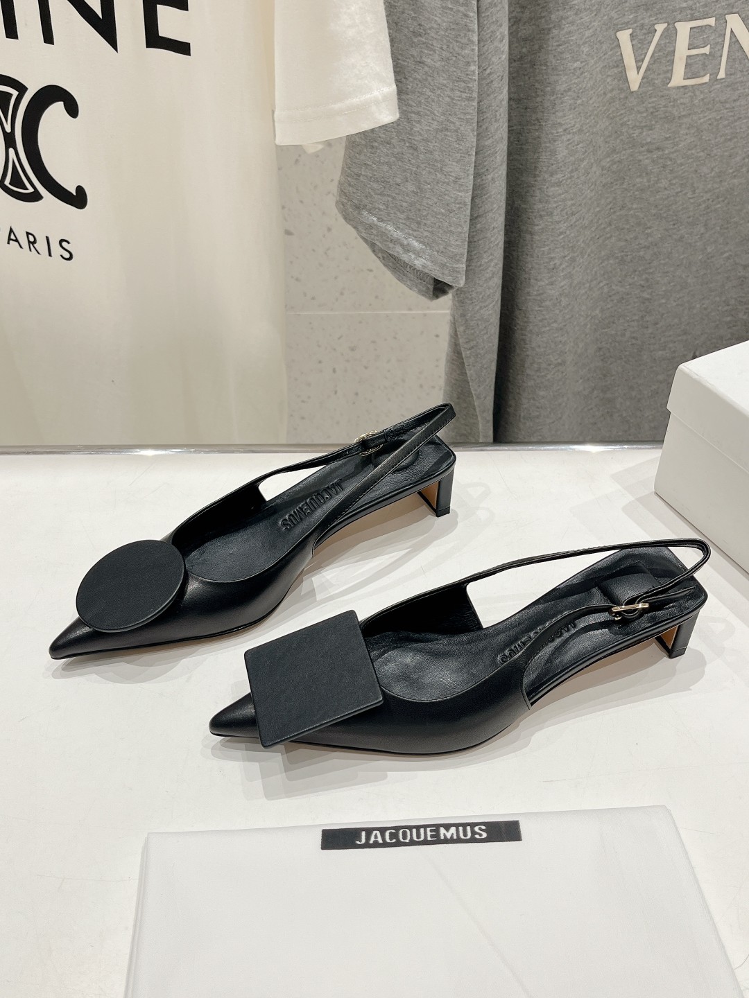 高版本出厂
「JACQUEMUS」24ss春夏 方跟小尖头凉鞋🤎肯豆同款！
一如既往极简优雅路线·超级好