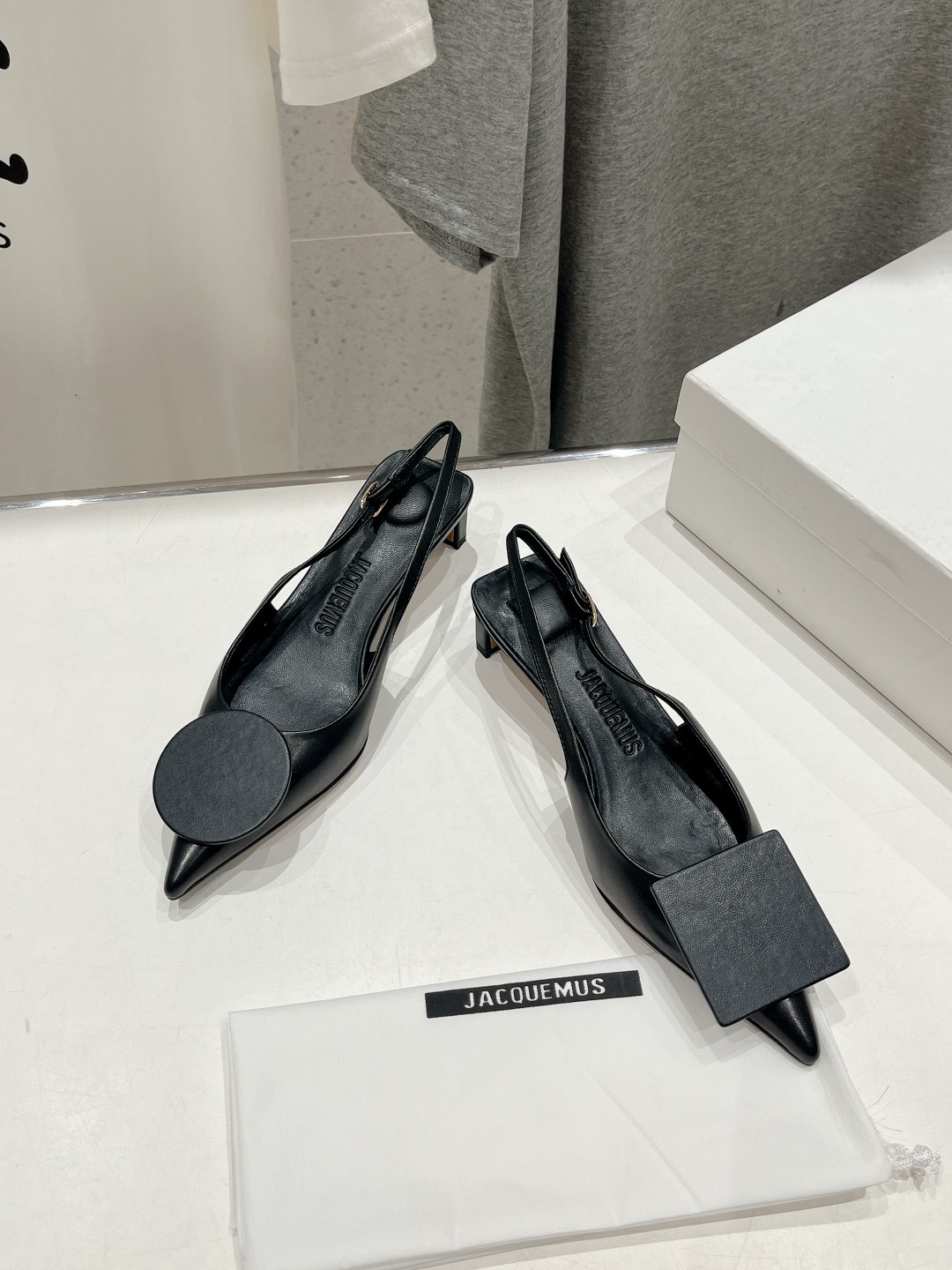 高版本出厂
「JACQUEMUS」24ss春夏 方跟小尖头凉鞋🤎肯豆同款！
一如既往极简优雅路线·超级好