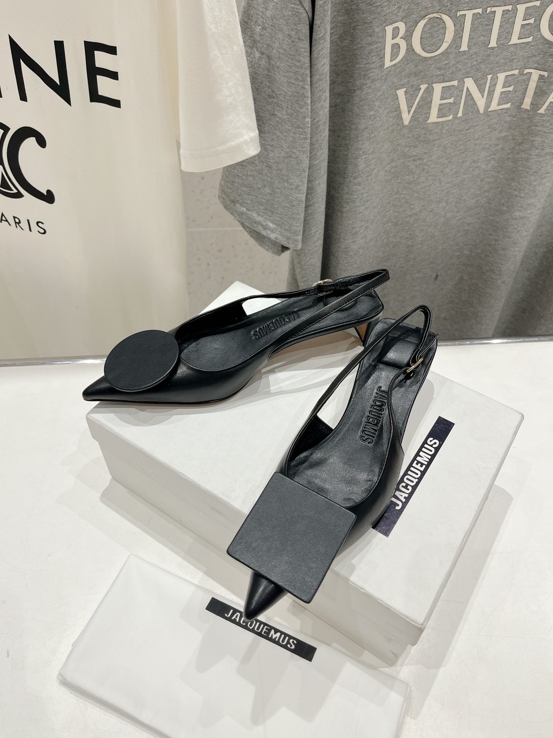 高版本出厂
「JACQUEMUS」24ss春夏 方跟小尖头凉鞋🤎肯豆同款！
一如既往极简优雅路线·超级好