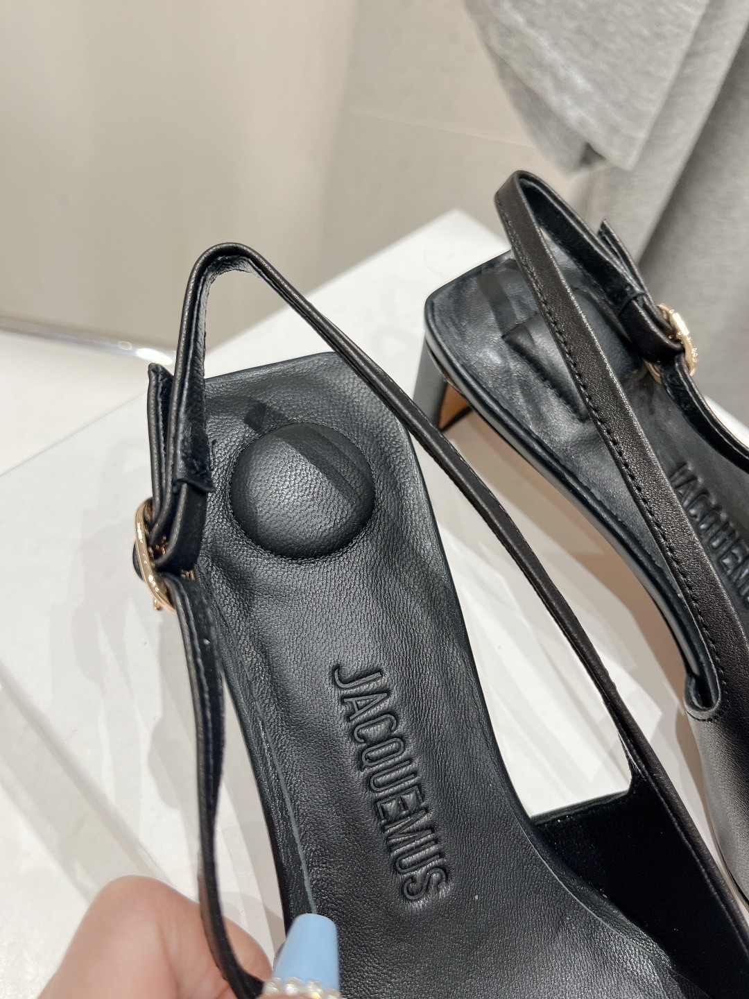 高版本出厂
「JACQUEMUS」24ss春夏 方跟小尖头凉鞋🤎肯豆同款！
一如既往极简优雅路线·超级好