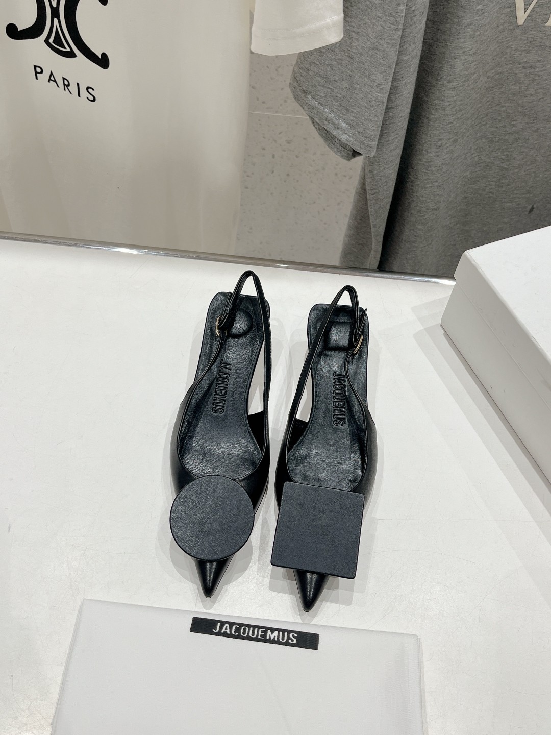 高版本出厂
「JACQUEMUS」24ss春夏 方跟小尖头凉鞋🤎肯豆同款！
一如既往极简优雅路线·超级好