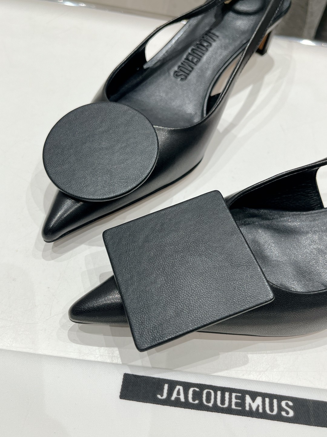 高版本出厂
「JACQUEMUS」24ss春夏 方跟小尖头凉鞋🤎肯豆同款！
一如既往极简优雅路线·超级好
