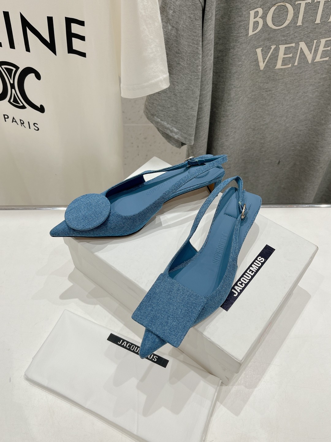 高版本出厂
「JACQUEMUS」24ss春夏 方跟小尖头凉鞋🤎肯豆同款！
一如既往极简优雅路线·超级好