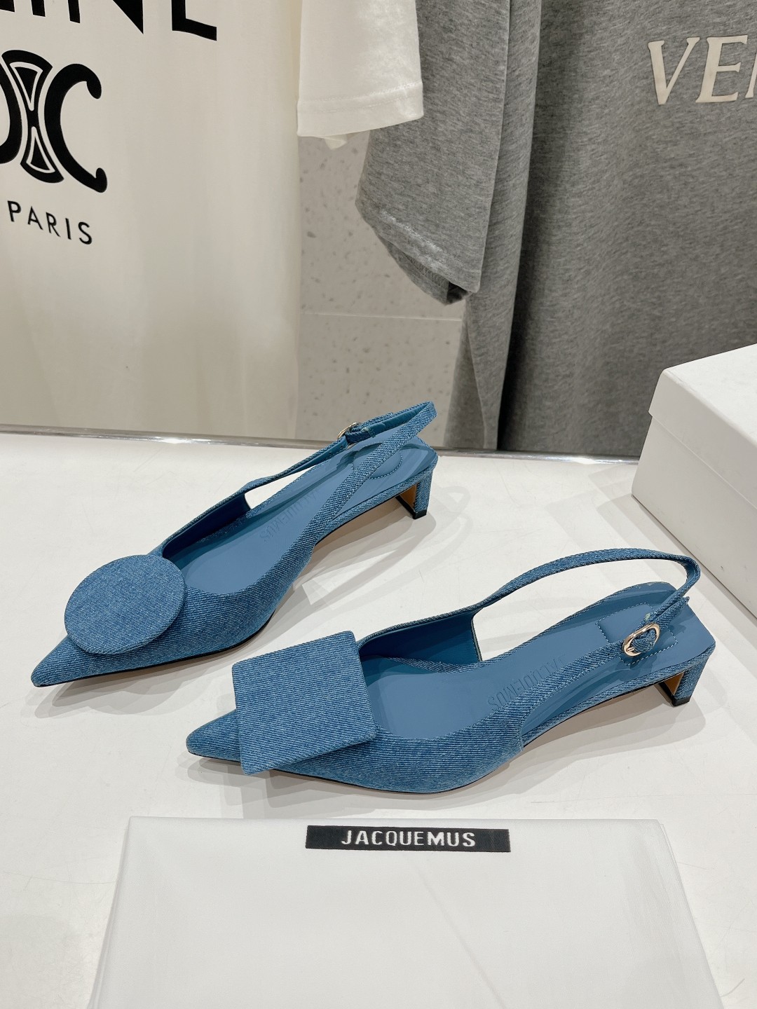 高版本出厂
「JACQUEMUS」24ss春夏 方跟小尖头凉鞋🤎肯豆同款！
一如既往极简优雅路线·超级好