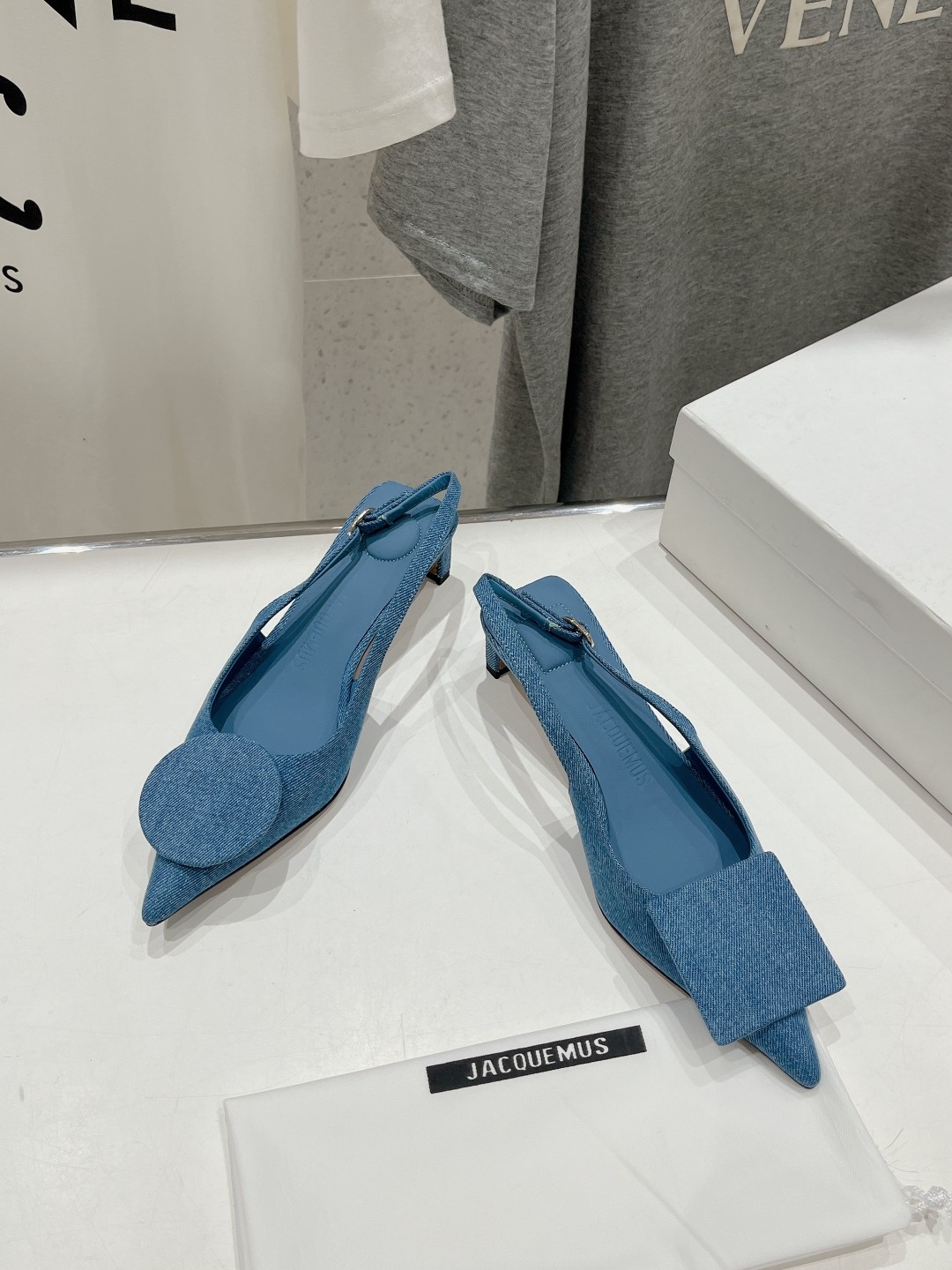 高版本出厂
「JACQUEMUS」24ss春夏 方跟小尖头凉鞋🤎肯豆同款！
一如既往极简优雅路线·超级好
