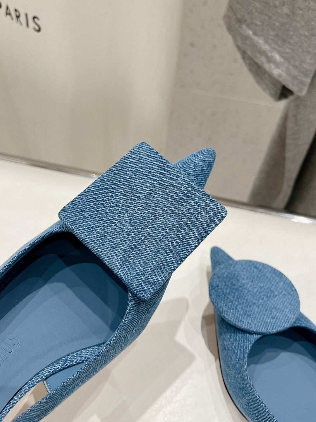 高版本出厂
「JACQUEMUS」24ss春夏 方跟小尖头凉鞋🤎肯豆同款！
一如既往极简优雅路线·超级好