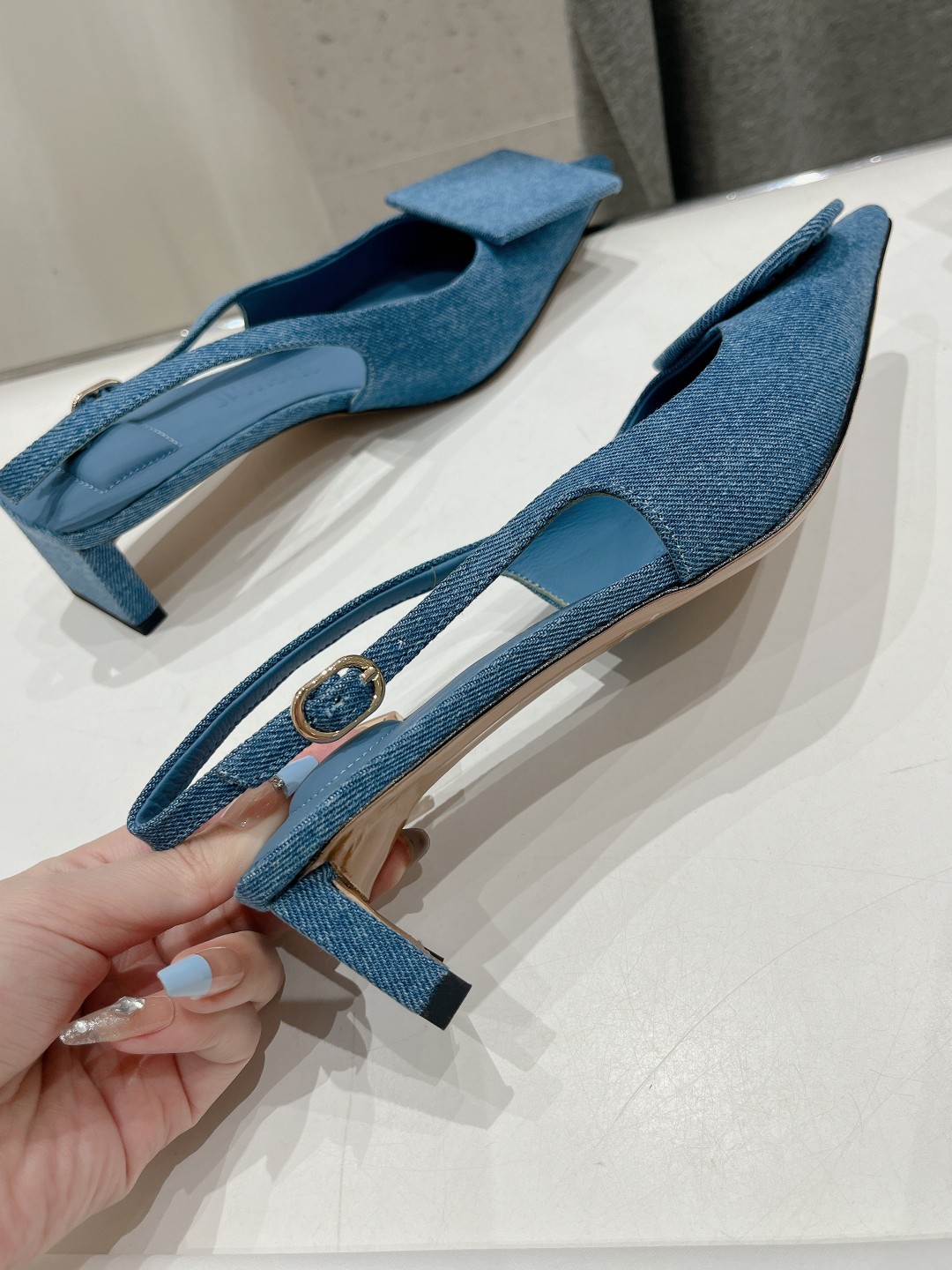 高版本出厂
「JACQUEMUS」24ss春夏 方跟小尖头凉鞋🤎肯豆同款！
一如既往极简优雅路线·超级好