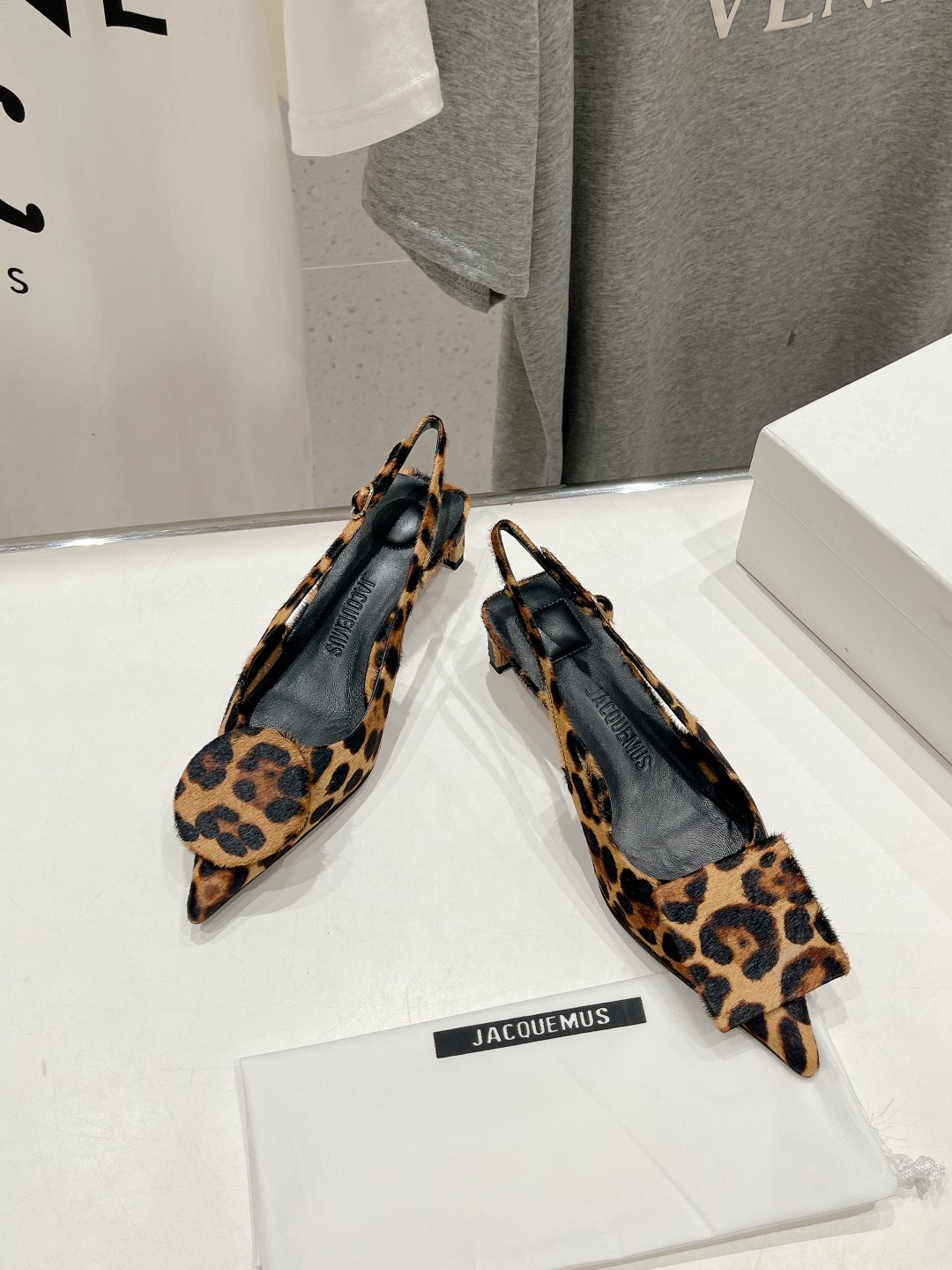 高版本出厂
「JACQUEMUS」24ss春夏 方跟小尖头凉鞋🤎肯豆同款！
一如既往极简优雅路线·超级好