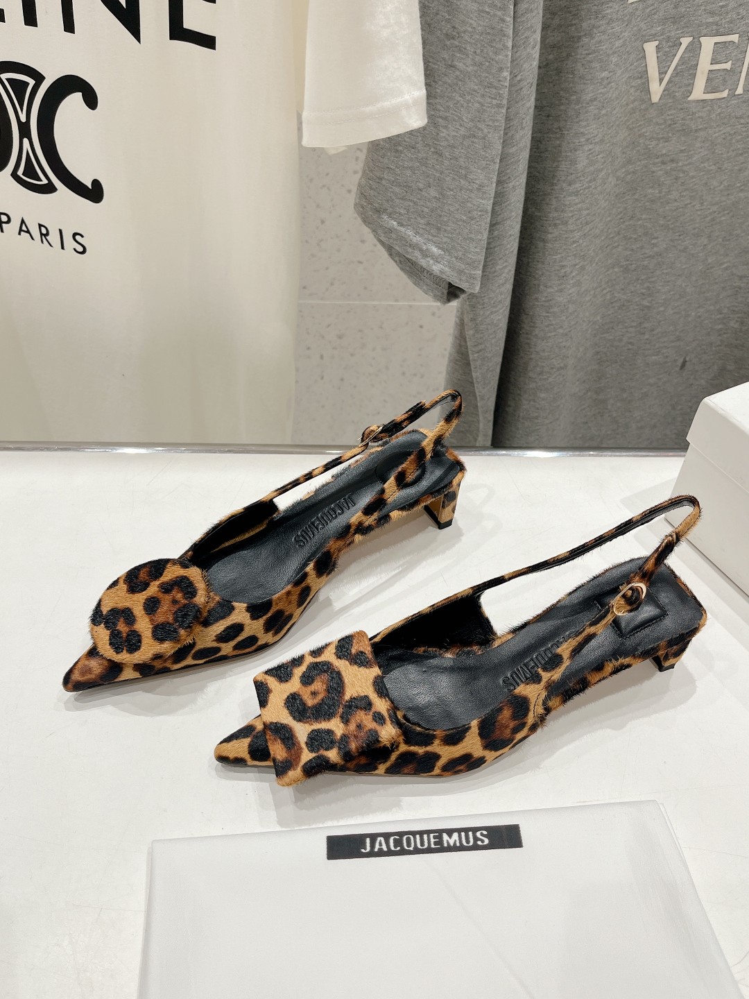高版本出厂
「JACQUEMUS」24ss春夏 方跟小尖头凉鞋🤎肯豆同款！
一如既往极简优雅路线·超级好