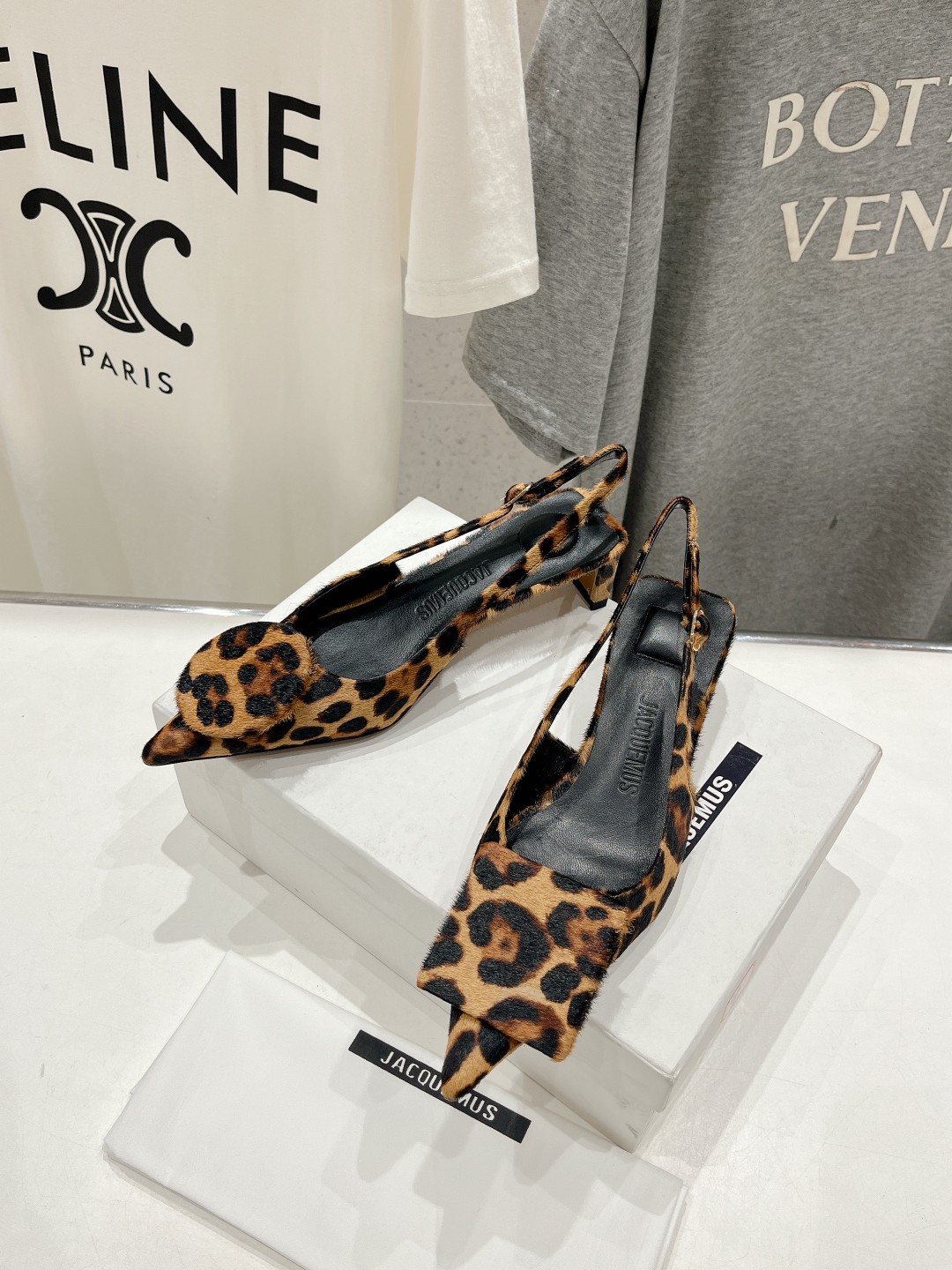高版本出厂
「JACQUEMUS」24ss春夏 方跟小尖头凉鞋🤎肯豆同款！
一如既往极简优雅路线·超级好