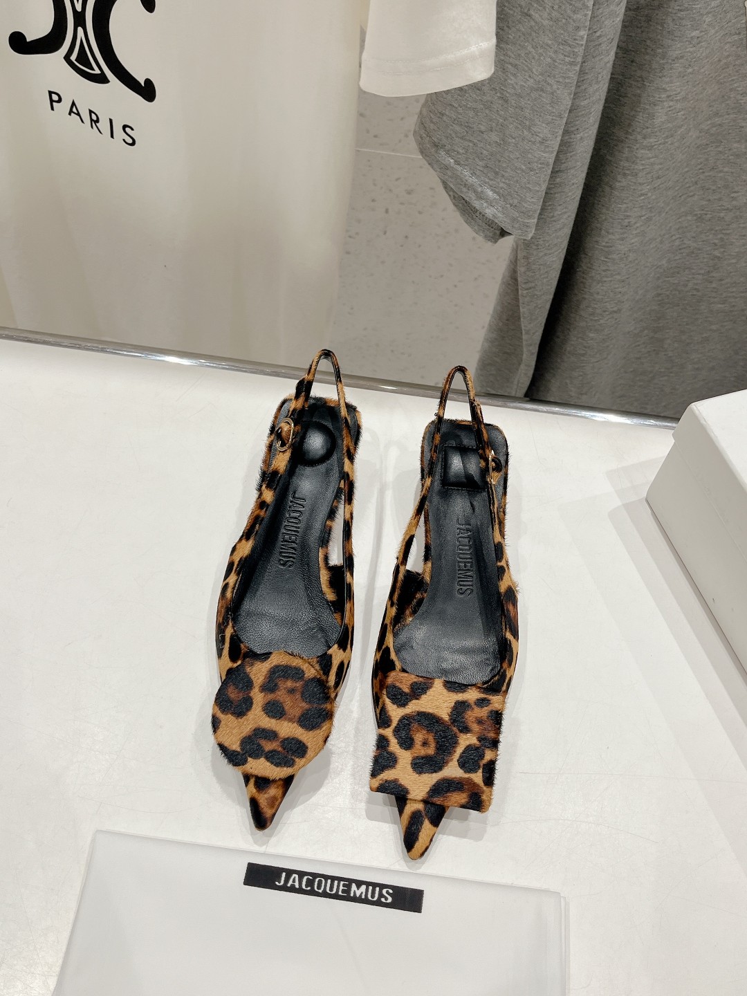 高版本出厂
「JACQUEMUS」24ss春夏 方跟小尖头凉鞋🤎肯豆同款！
一如既往极简优雅路线·超级好