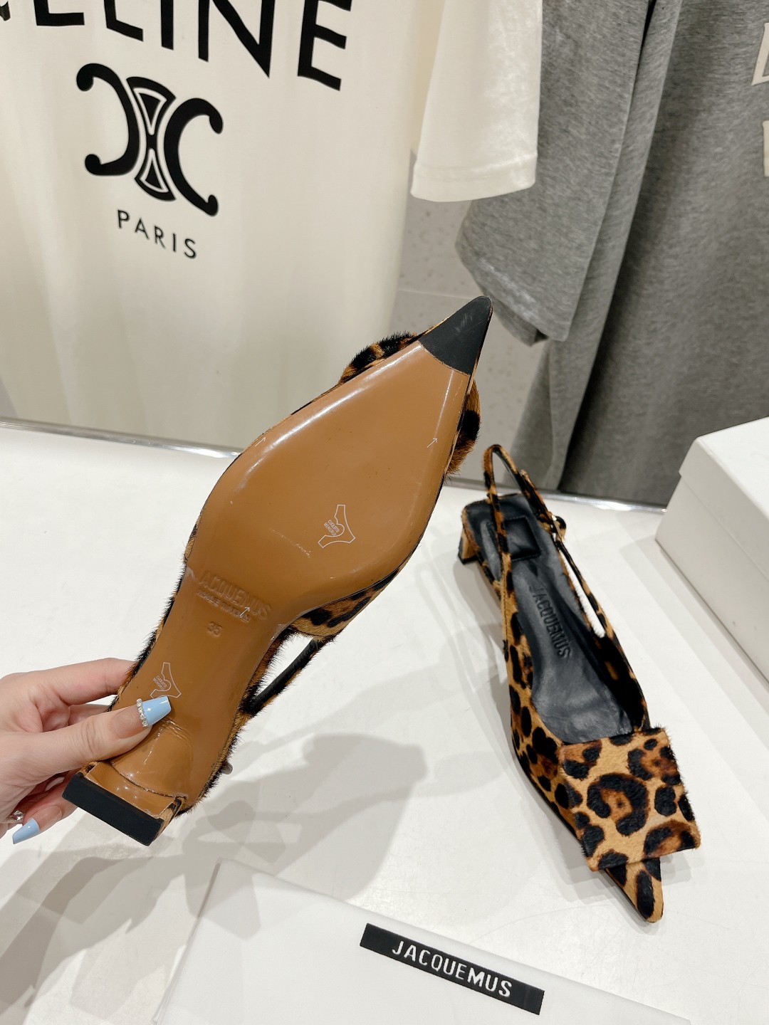 高版本出厂
「JACQUEMUS」24ss春夏 方跟小尖头凉鞋🤎肯豆同款！
一如既往极简优雅路线·超级好