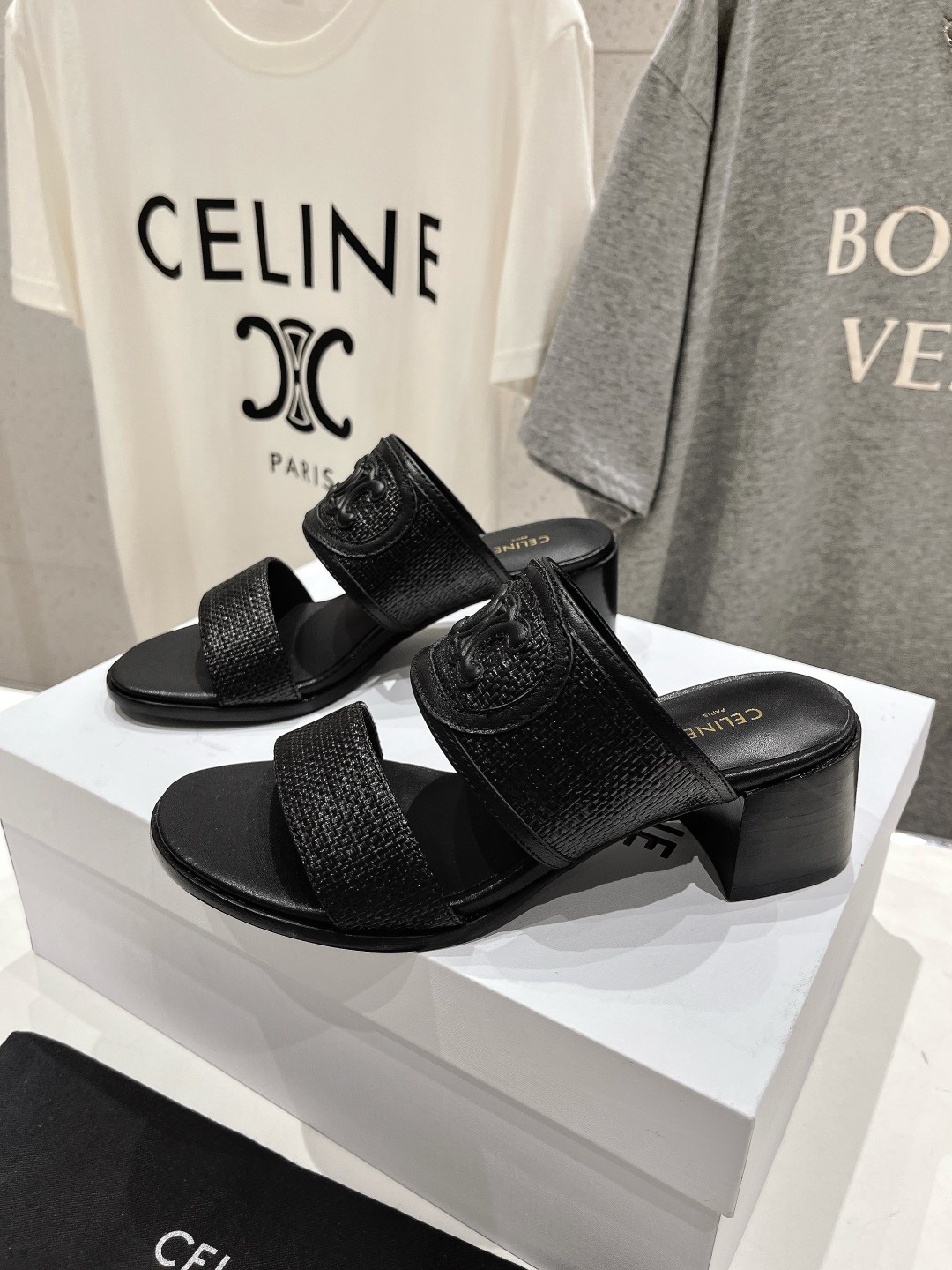 高版本出厂
  𝘾𝙚𝙡𝙞𝙣𝙚 2025ss初夏最新赛琳复古时髦罗马高跟拖鞋
New Celine*思琳 