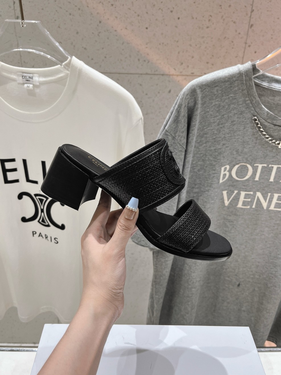 高版本出厂
  𝘾𝙚𝙡𝙞𝙣𝙚 2025ss初夏最新赛琳复古时髦罗马高跟拖鞋
New Celine*思琳 