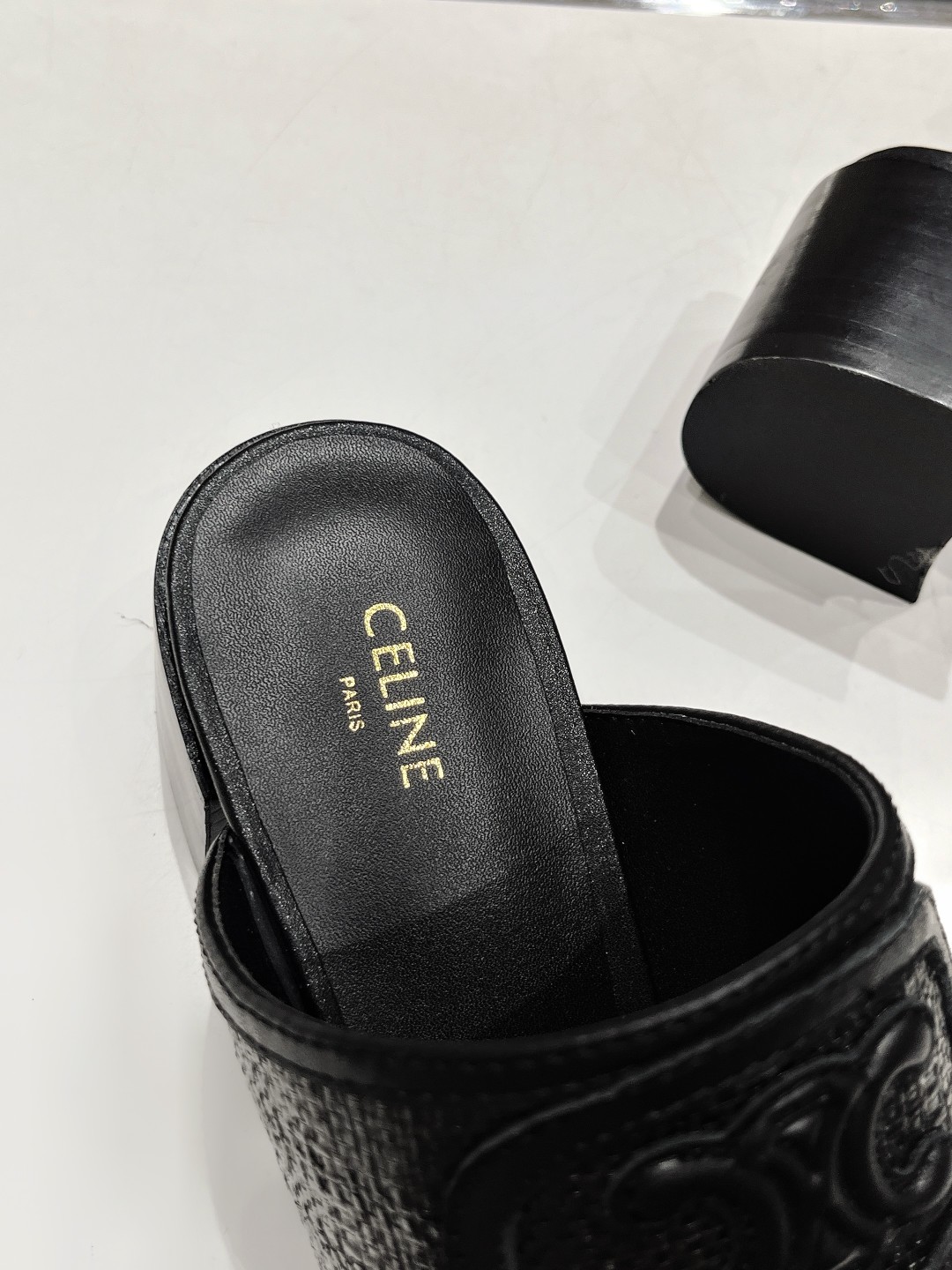 高版本出厂
  𝘾𝙚𝙡𝙞𝙣𝙚 2025ss初夏最新赛琳复古时髦罗马高跟拖鞋
New Celine*思琳 