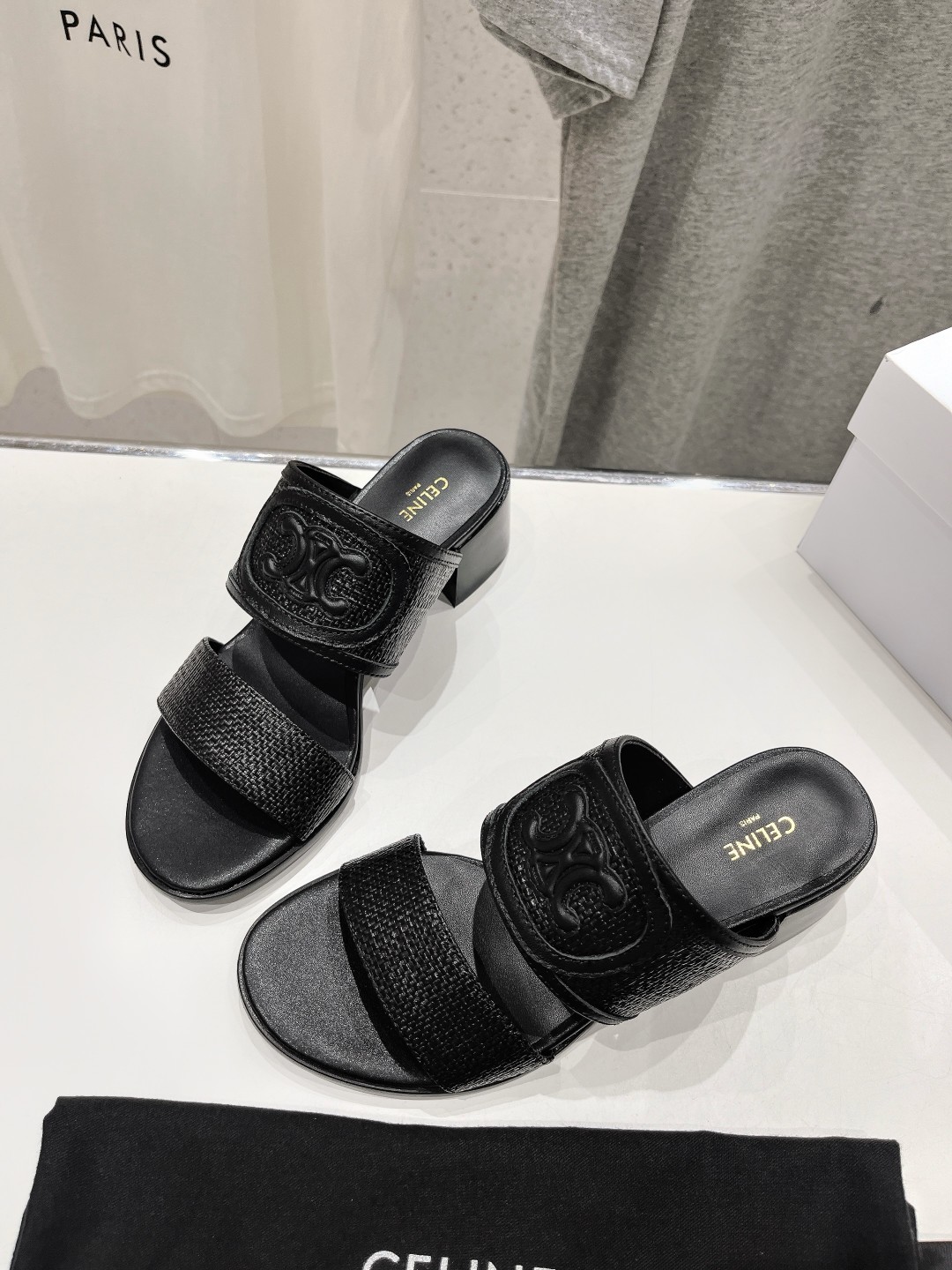 高版本出厂
  𝘾𝙚𝙡𝙞𝙣𝙚 2025ss初夏最新赛琳复古时髦罗马高跟拖鞋
New Celine*思琳 