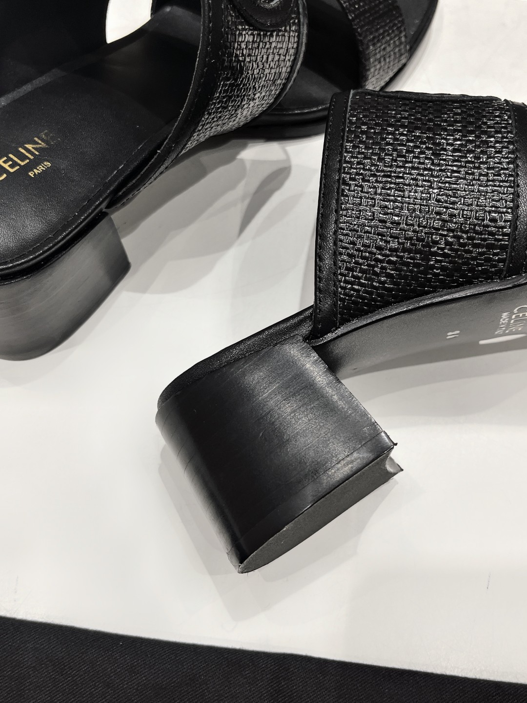 高版本出厂
  𝘾𝙚𝙡𝙞𝙣𝙚 2025ss初夏最新赛琳复古时髦罗马高跟拖鞋
New Celine*思琳 