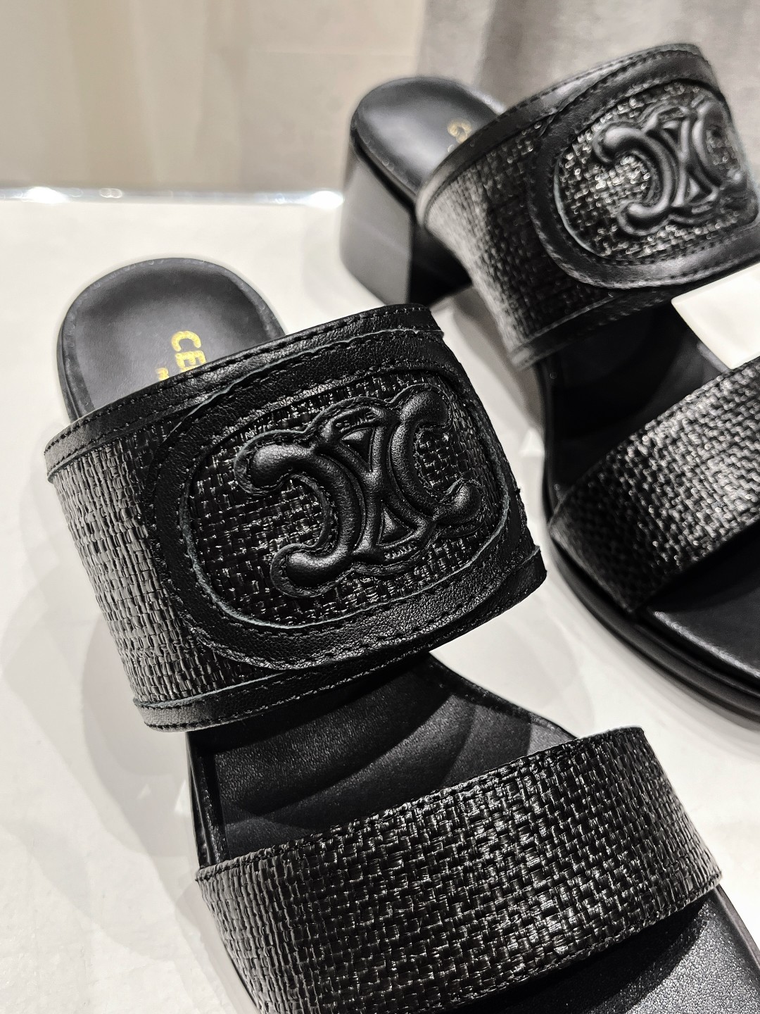 高版本出厂
  𝘾𝙚𝙡𝙞𝙣𝙚 2025ss初夏最新赛琳复古时髦罗马高跟拖鞋
New Celine*思琳 
