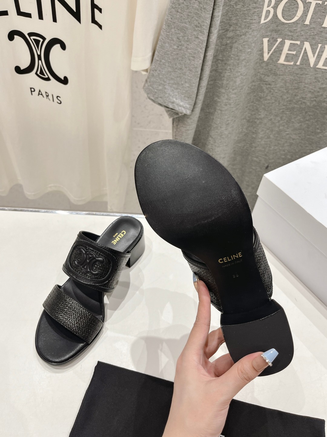 高版本出厂
  𝘾𝙚𝙡𝙞𝙣𝙚 2025ss初夏最新赛琳复古时髦罗马高跟拖鞋
New Celine*思琳 