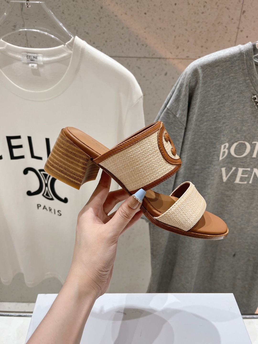 高版本出厂
  𝘾𝙚𝙡𝙞𝙣𝙚 2025ss初夏最新赛琳复古时髦罗马高跟拖鞋
New Celine*思琳 