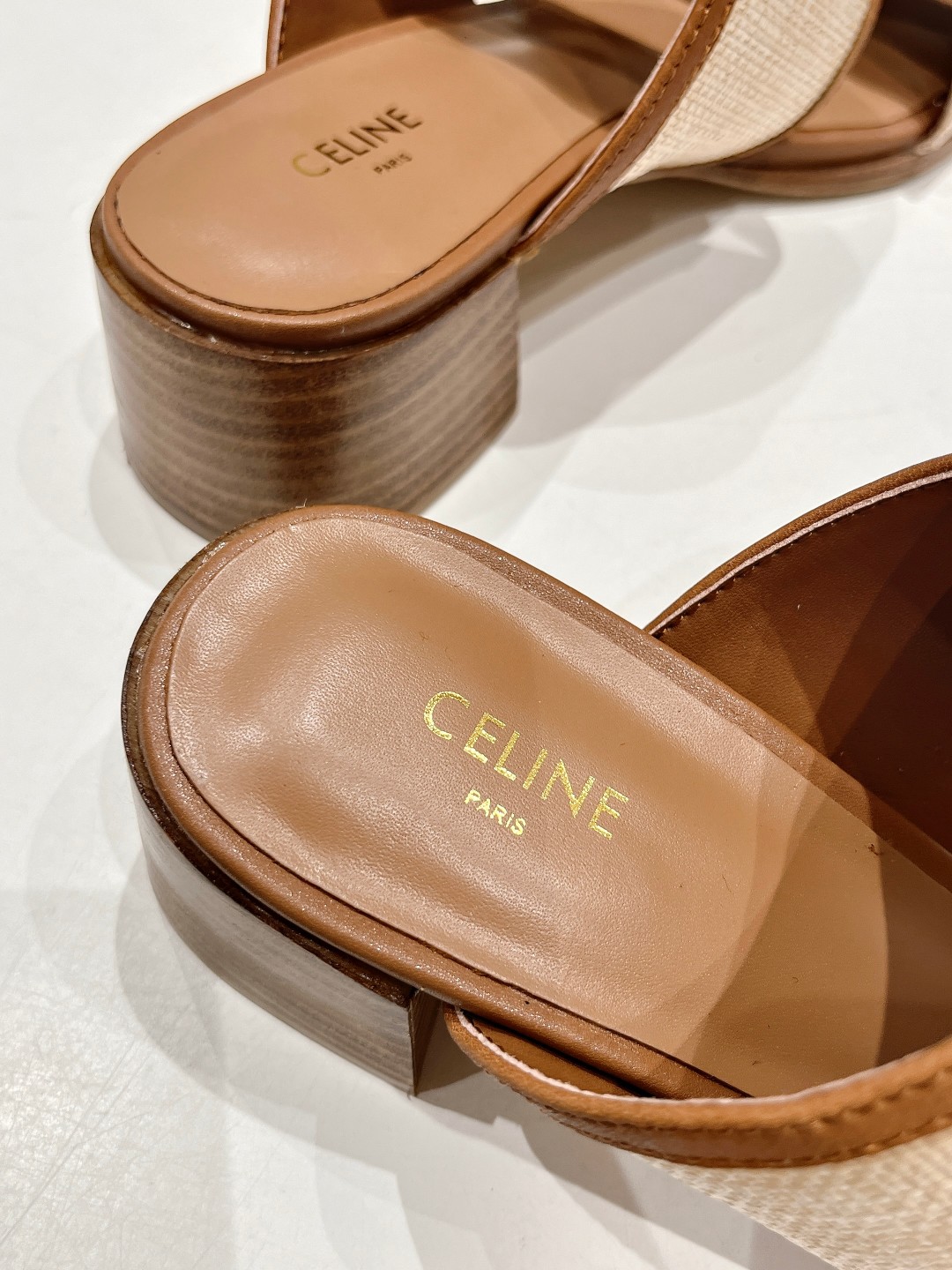 高版本出厂
  𝘾𝙚𝙡𝙞𝙣𝙚 2025ss初夏最新赛琳复古时髦罗马高跟拖鞋
New Celine*思琳 