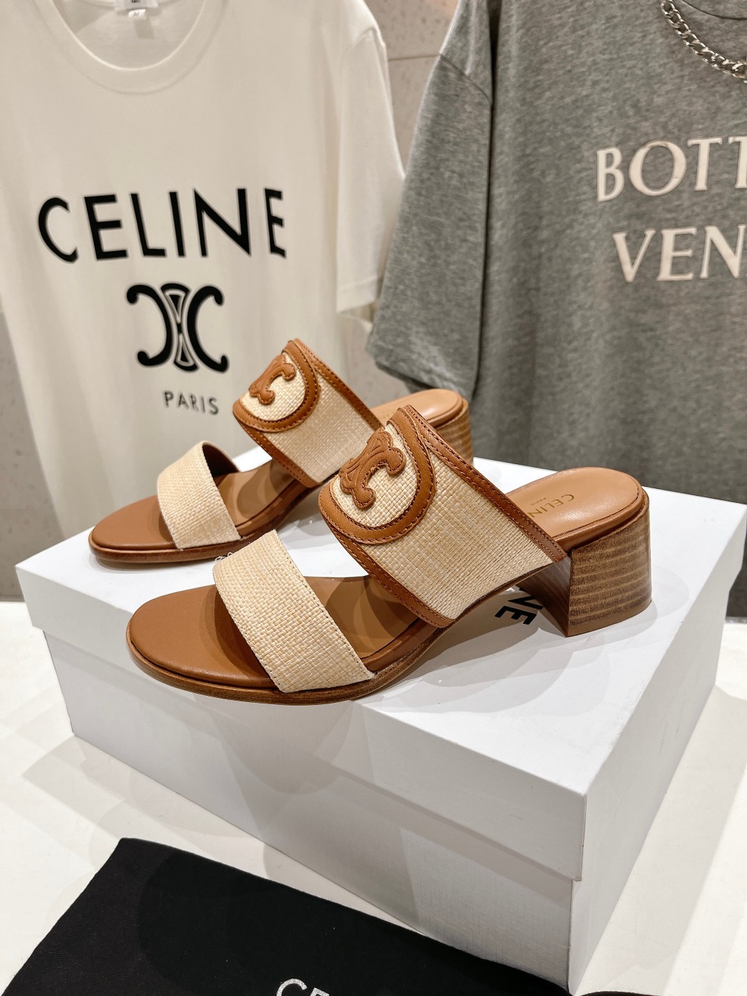 高版本出厂
  𝘾𝙚𝙡𝙞𝙣𝙚 2025ss初夏最新赛琳复古时髦罗马高跟拖鞋
New Celine*思琳 