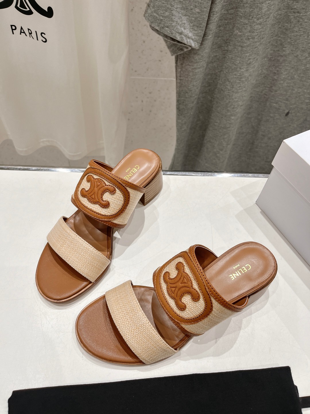 高版本出厂
  𝘾𝙚𝙡𝙞𝙣𝙚 2025ss初夏最新赛琳复古时髦罗马高跟拖鞋
New Celine*思琳 