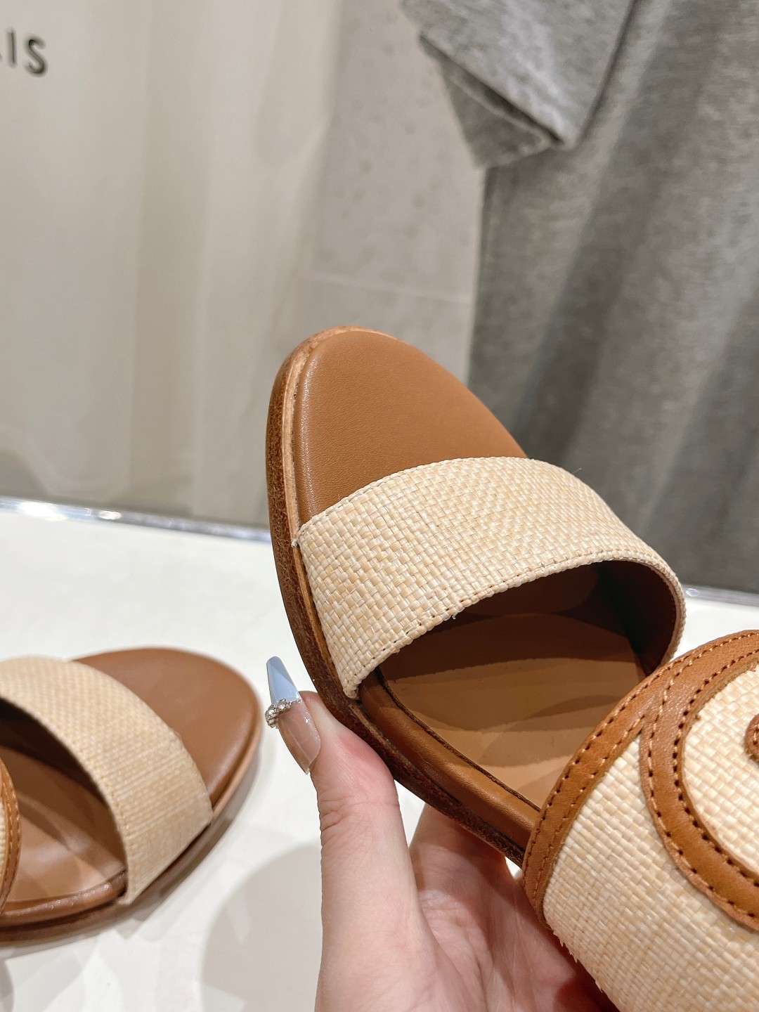 高版本出厂
  𝘾𝙚𝙡𝙞𝙣𝙚 2025ss初夏最新赛琳复古时髦罗马高跟拖鞋
New Celine*思琳 