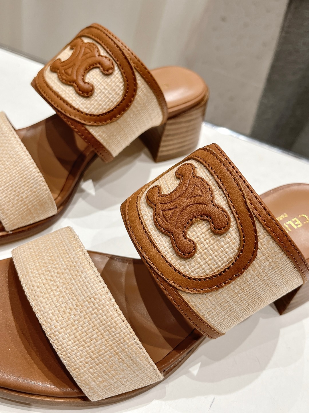 高版本出厂
  𝘾𝙚𝙡𝙞𝙣𝙚 2025ss初夏最新赛琳复古时髦罗马高跟拖鞋
New Celine*思琳 