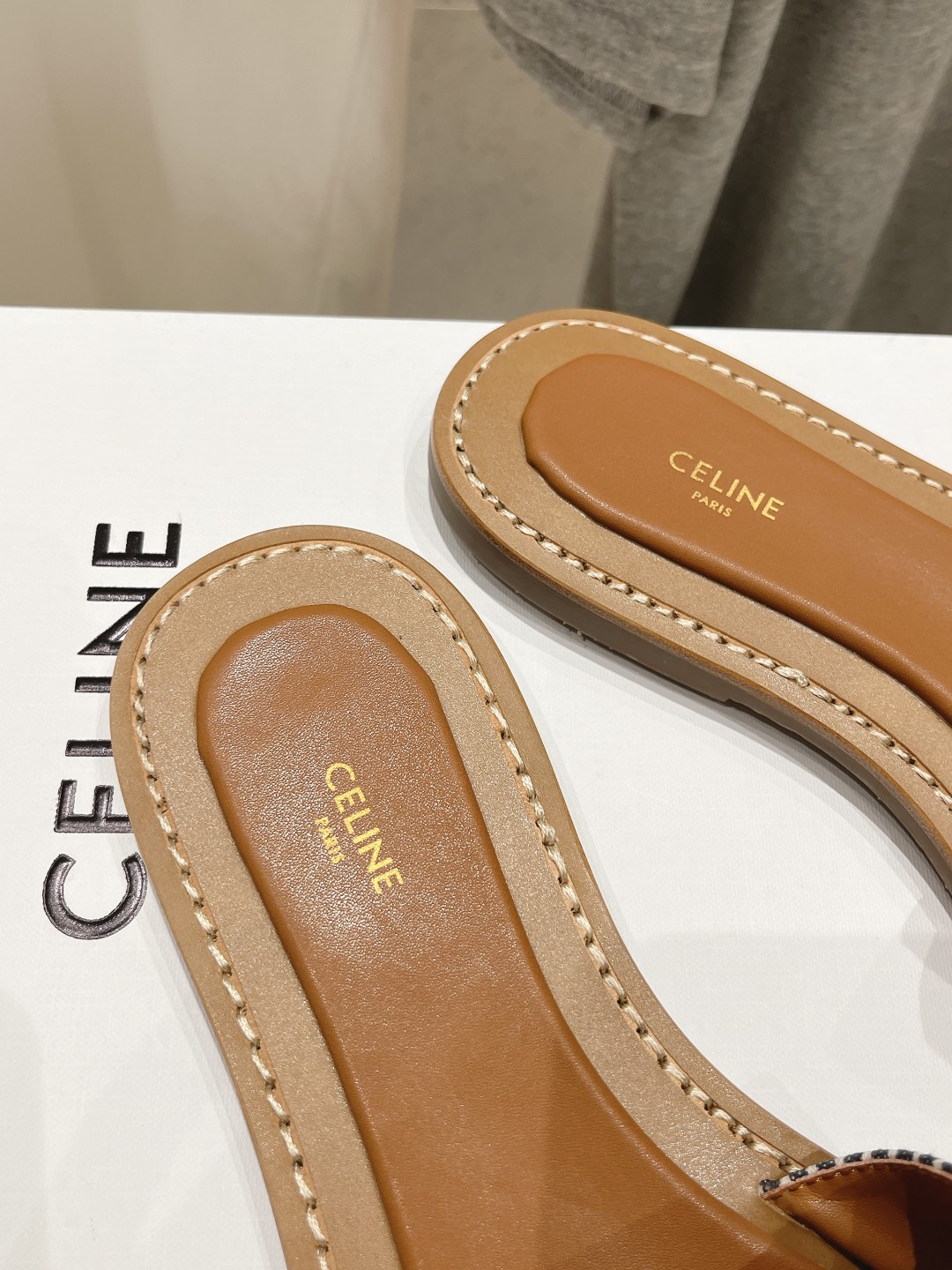 高版本出厂
 Celine*塞琳2025ss思琳初夏新款凯旋门Logo凉拖鞋
高级感十足  网红ins种