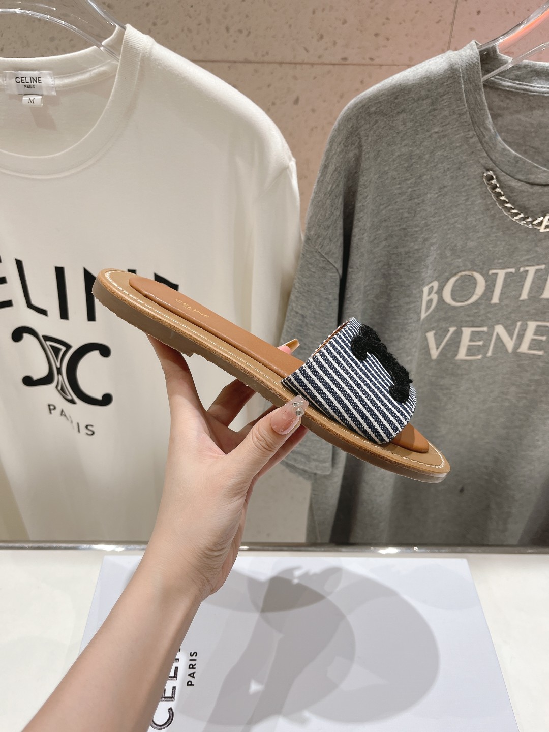 高版本出厂
 Celine*塞琳2025ss思琳初夏新款凯旋门Logo凉拖鞋
高级感十足  网红ins种