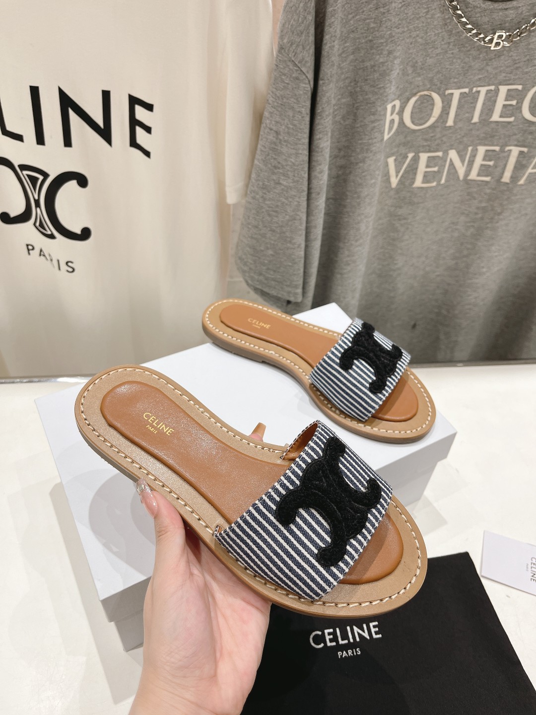 高版本出厂
 Celine*塞琳2025ss思琳初夏新款凯旋门Logo凉拖鞋
高级感十足  网红ins种