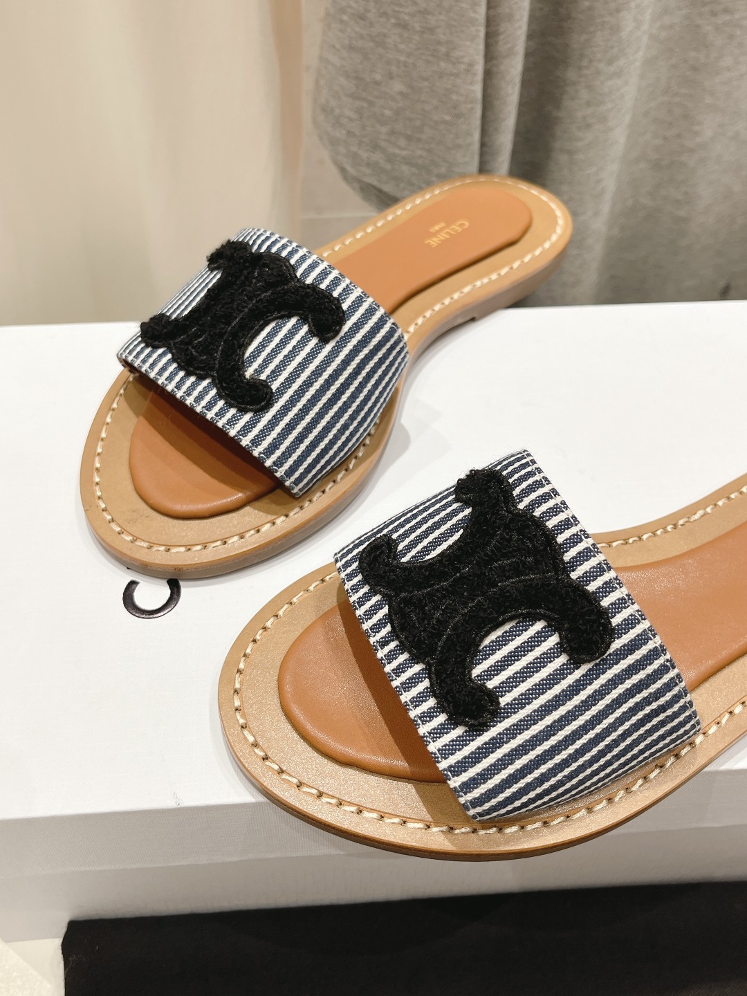 高版本出厂
 Celine*塞琳2025ss思琳初夏新款凯旋门Logo凉拖鞋
高级感十足  网红ins种