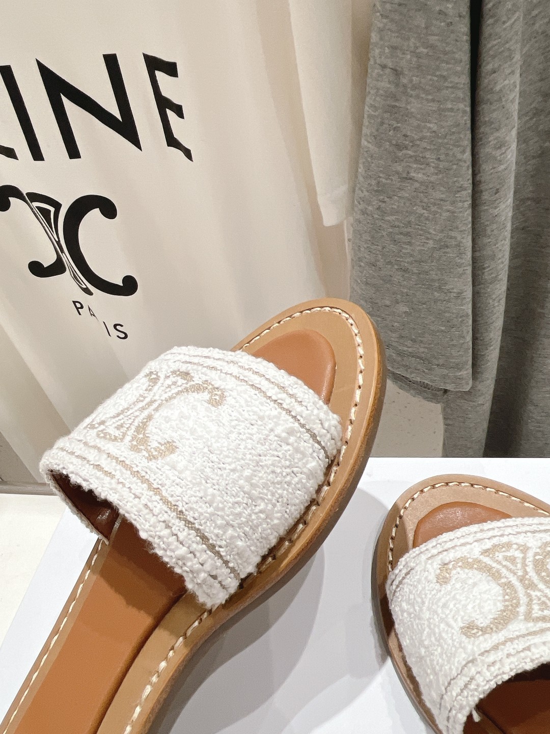 高版本出厂
 Celine*塞琳2025ss思琳初夏新款凯旋门Logo凉拖鞋
高级感十足  网红ins种