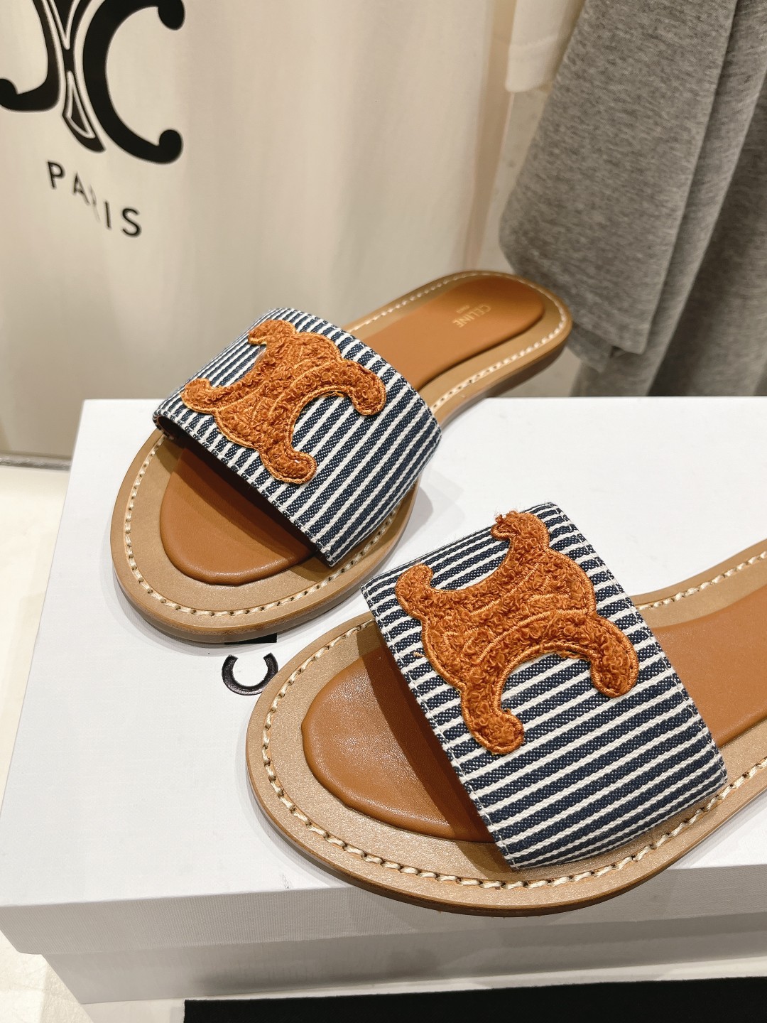 高版本出厂
 Celine*塞琳2025ss思琳初夏新款凯旋门Logo凉拖鞋
高级感十足  网红ins种