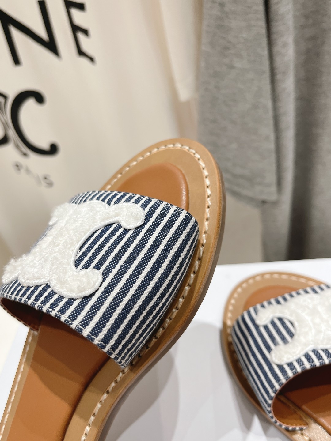 高版本出厂
 Celine*塞琳2025ss思琳初夏新款凯旋门Logo凉拖鞋
高级感十足  网红ins种