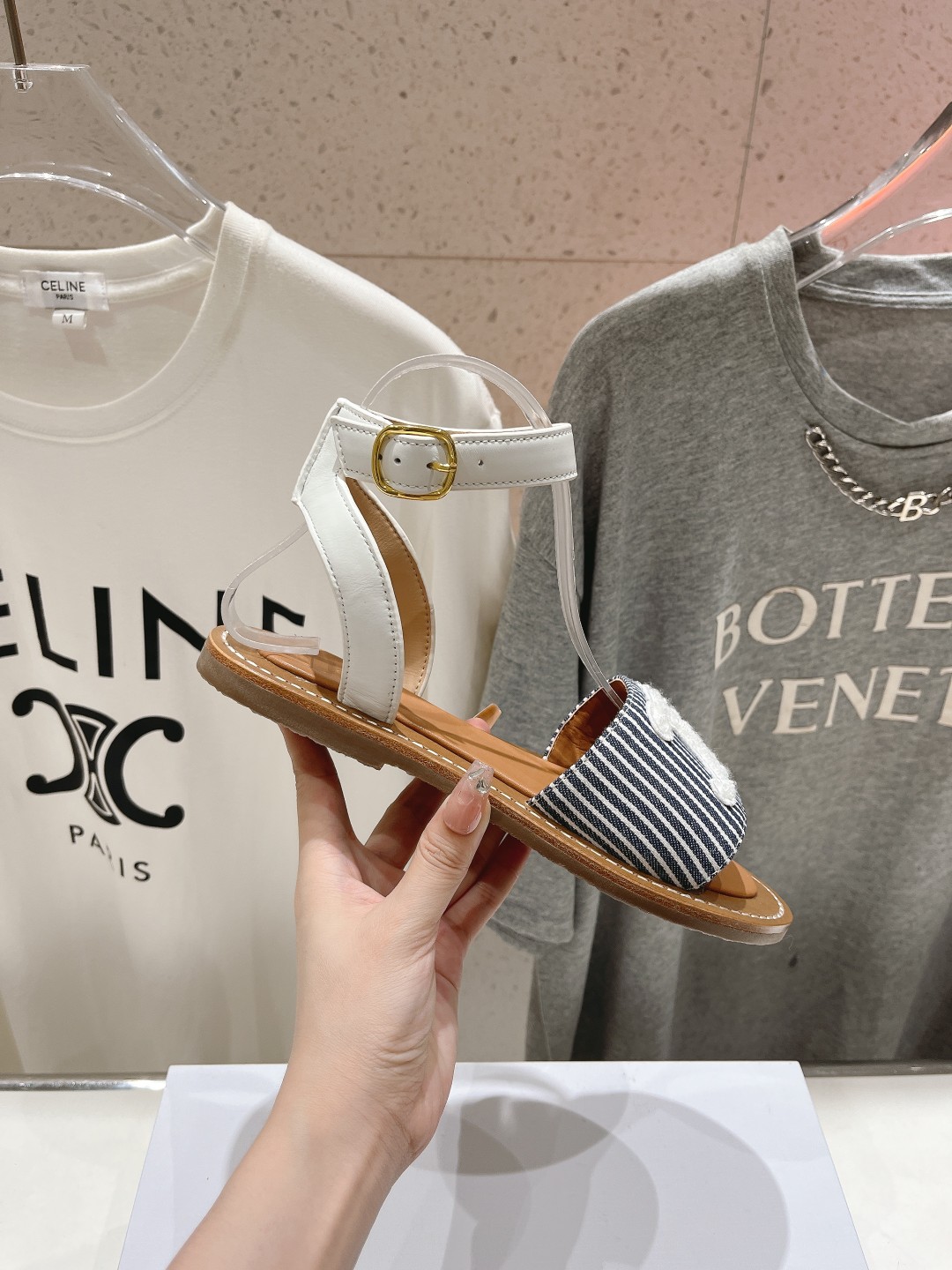 高版本出厂
 Celine*塞琳2025ss思琳初夏新款凯旋门Logo凉鞋
高级感十足  网红ins种草
